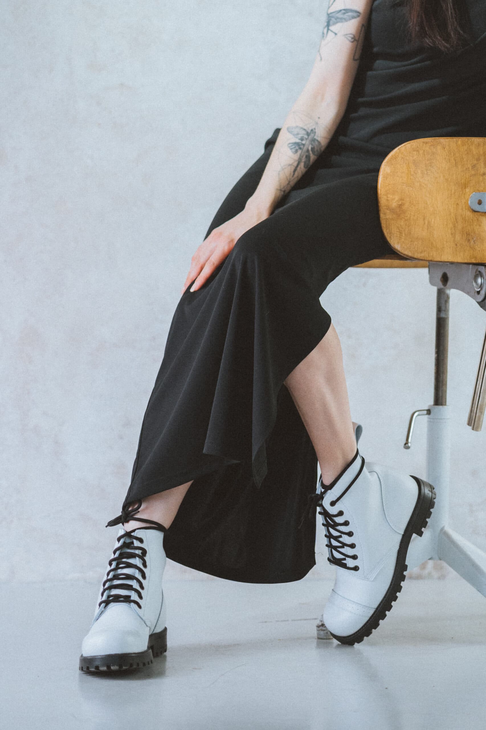 Bottines aviateur en cuir blanc fait main, détail du talon