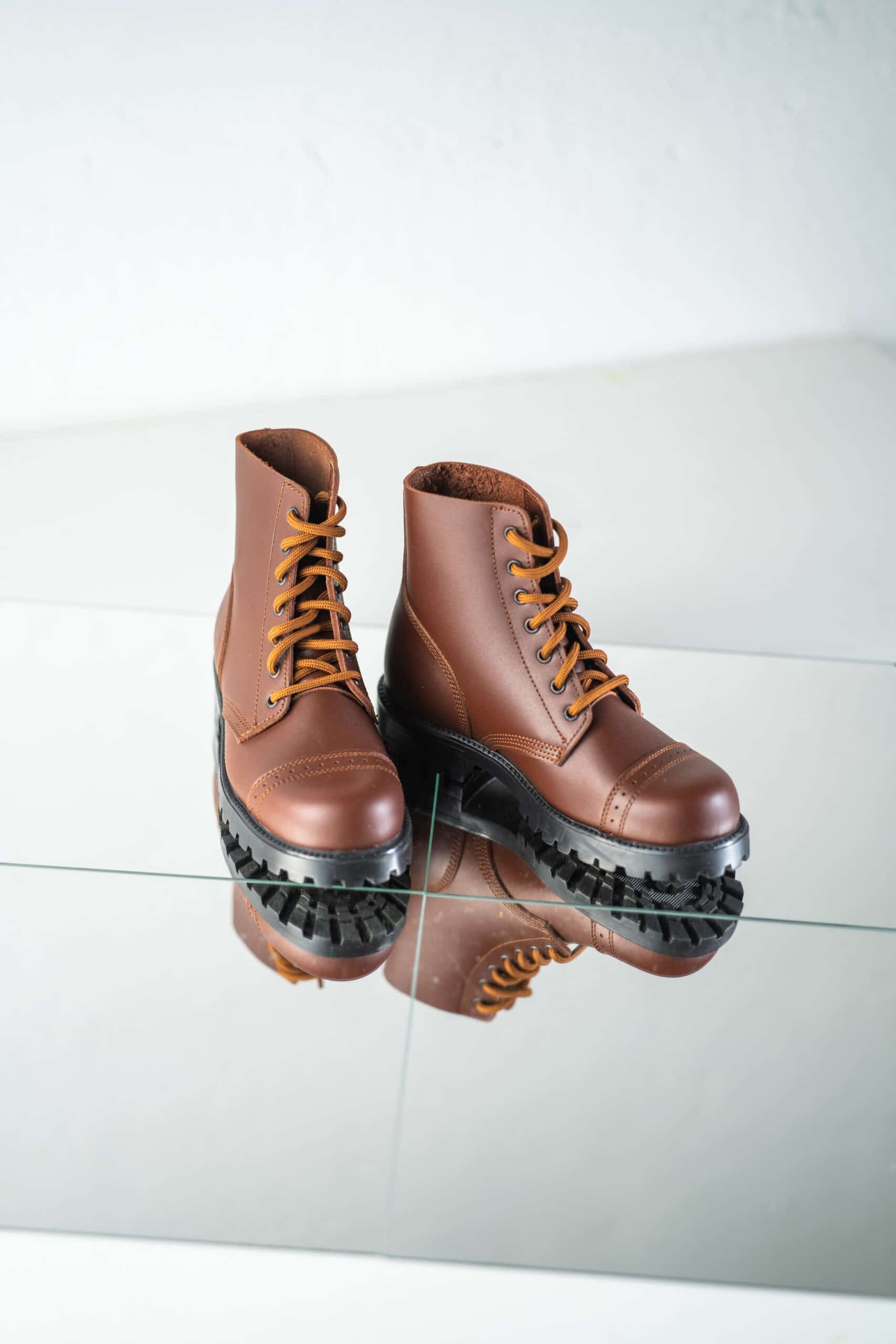 Bottines aviateur en cuir marron OmaKing, vue de face avec lacets