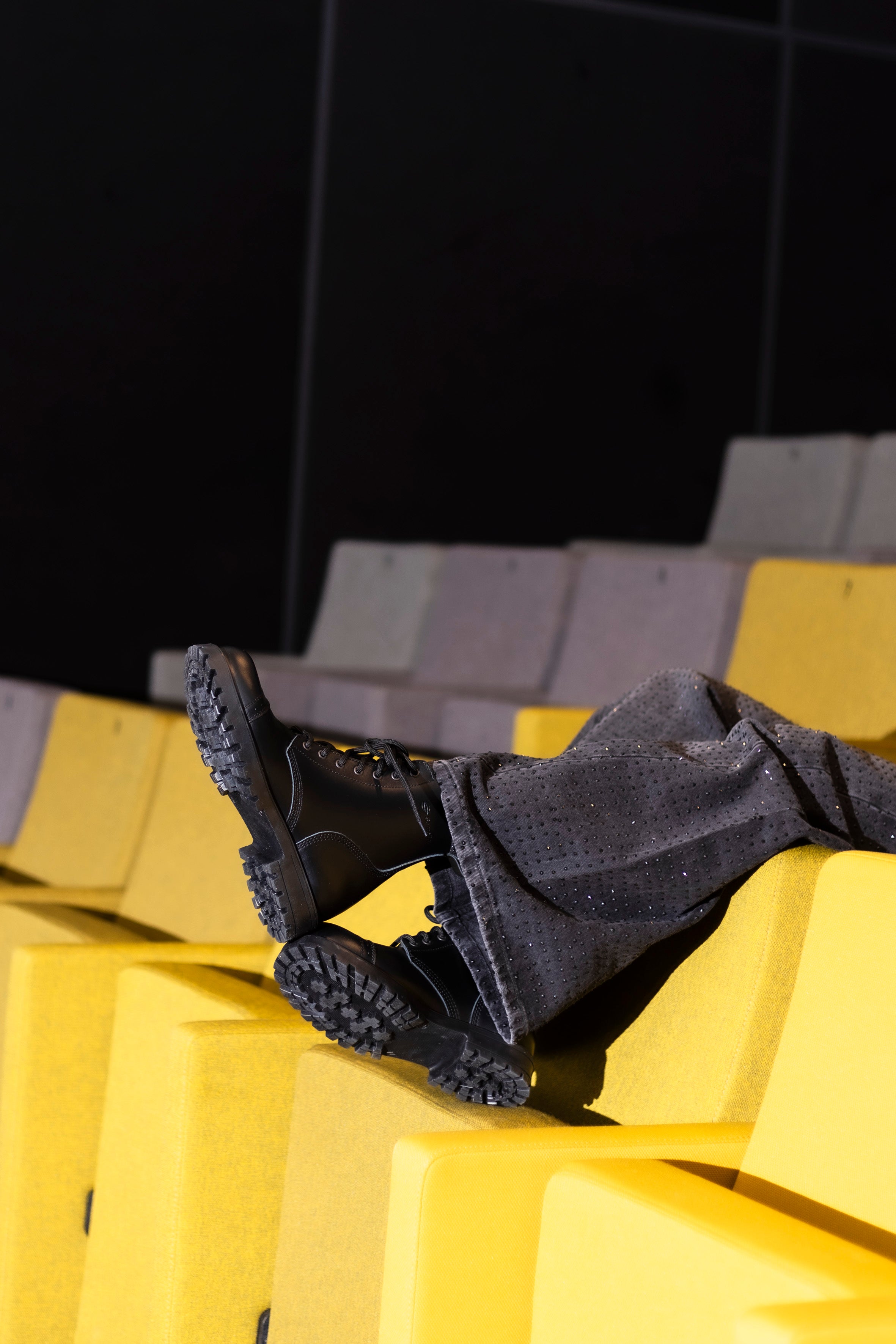 Bottines en cuir noir Saapad fait main, vue arrière