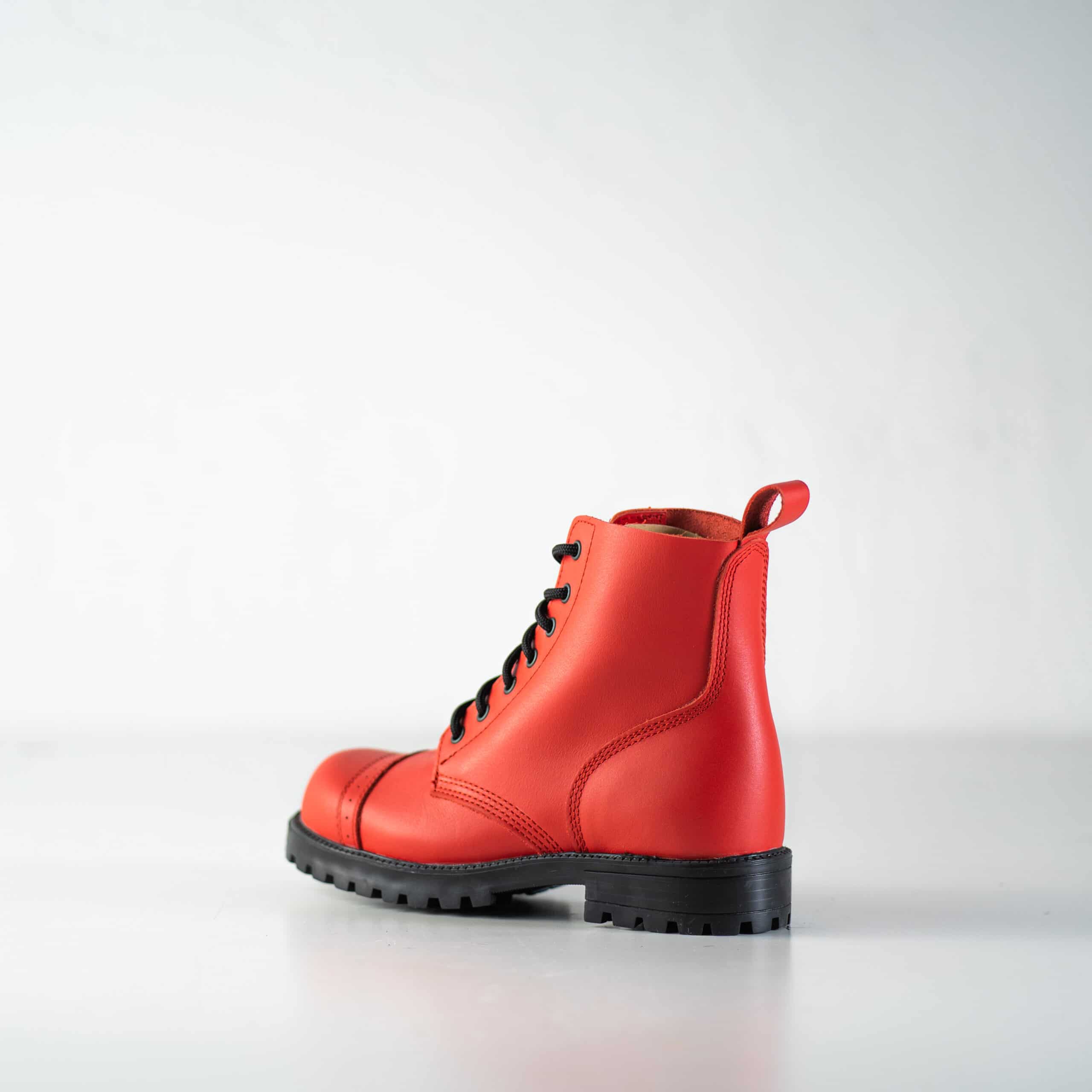 Bottines aviateur en cuir rouge fait main, vue trois quarts