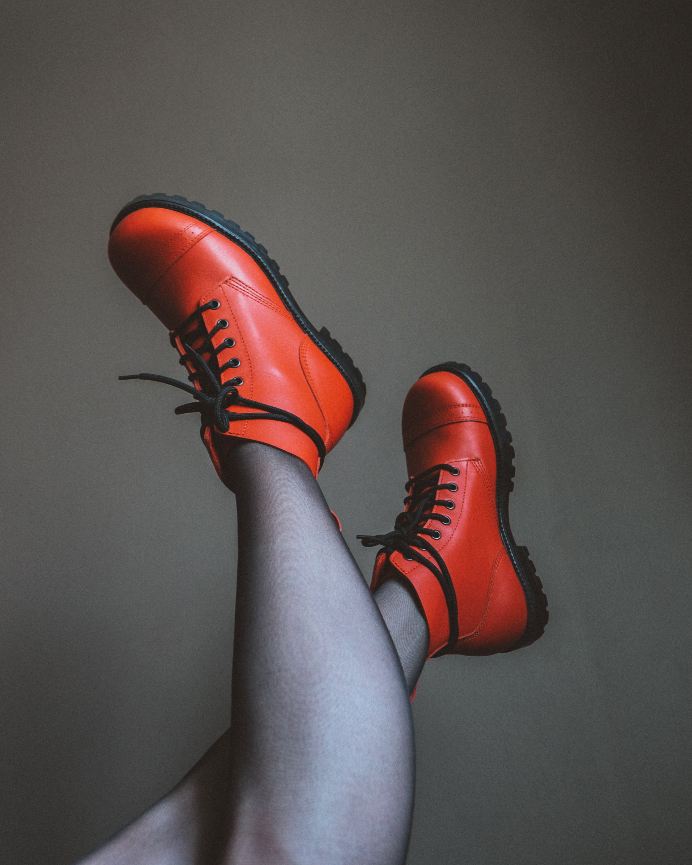 Bottines en cuir rouge Saapad fait main, vue de face