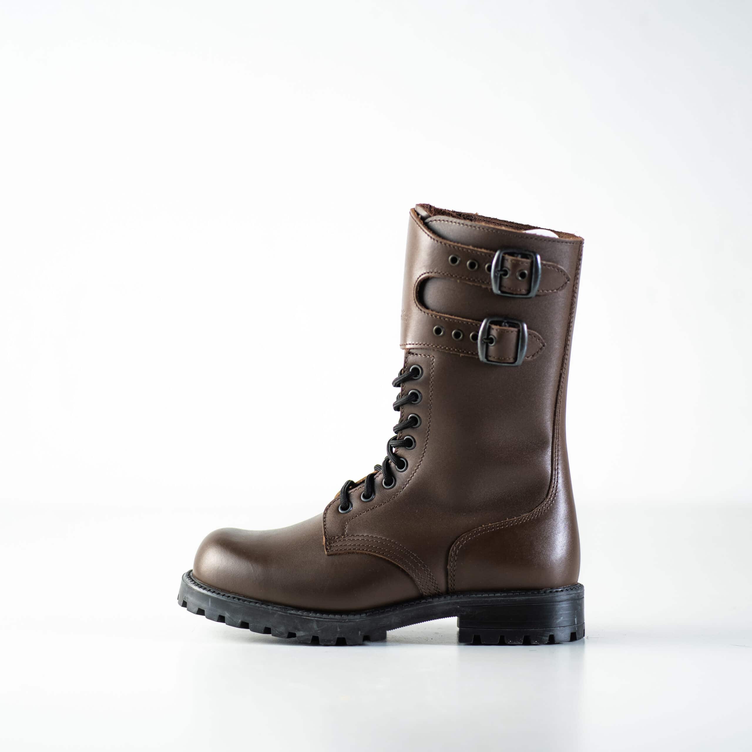 Bottines en cuir marron foncé fait main, semelle travaillée vue de profil