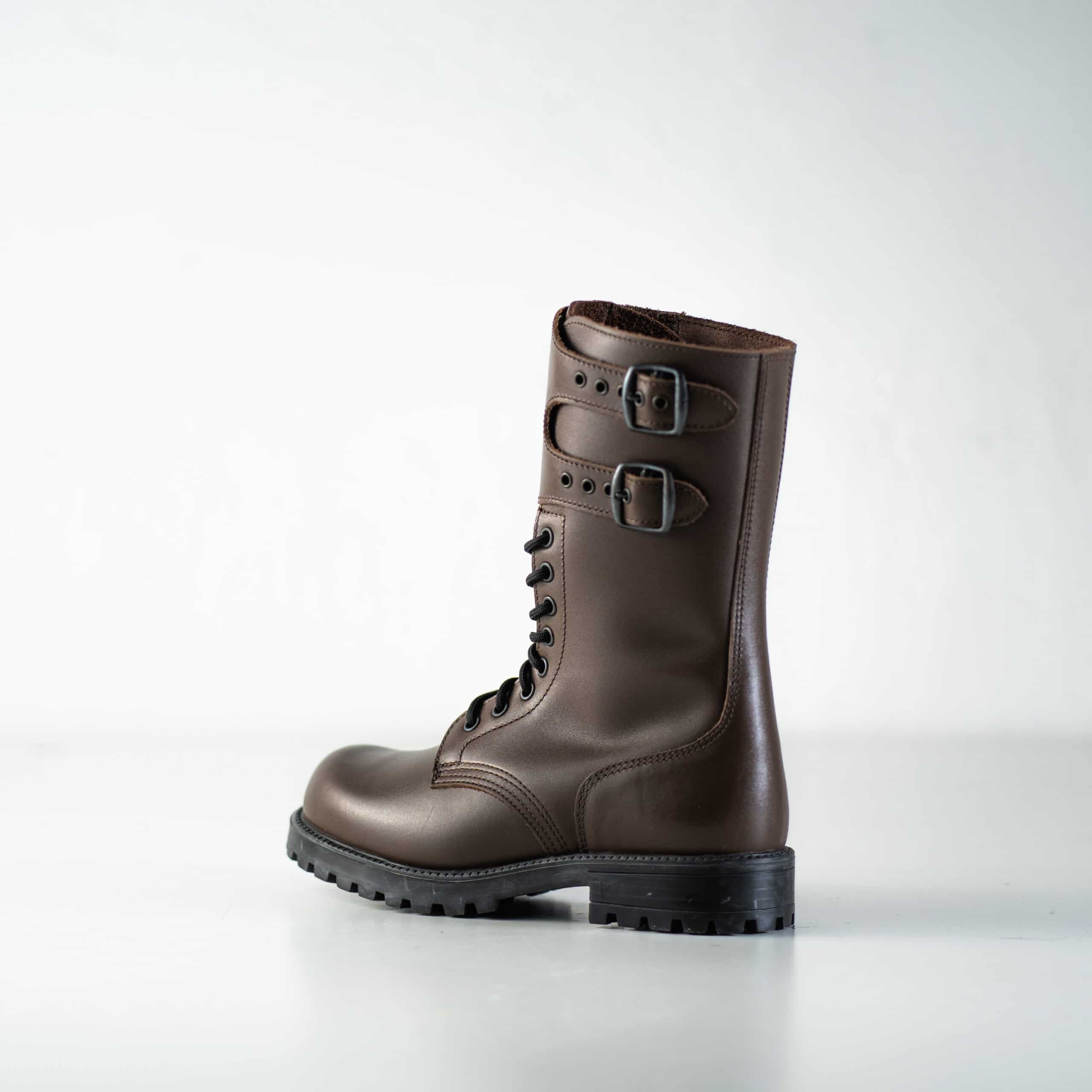 Bottines en cuir marron foncé fait main, vue trois quarts