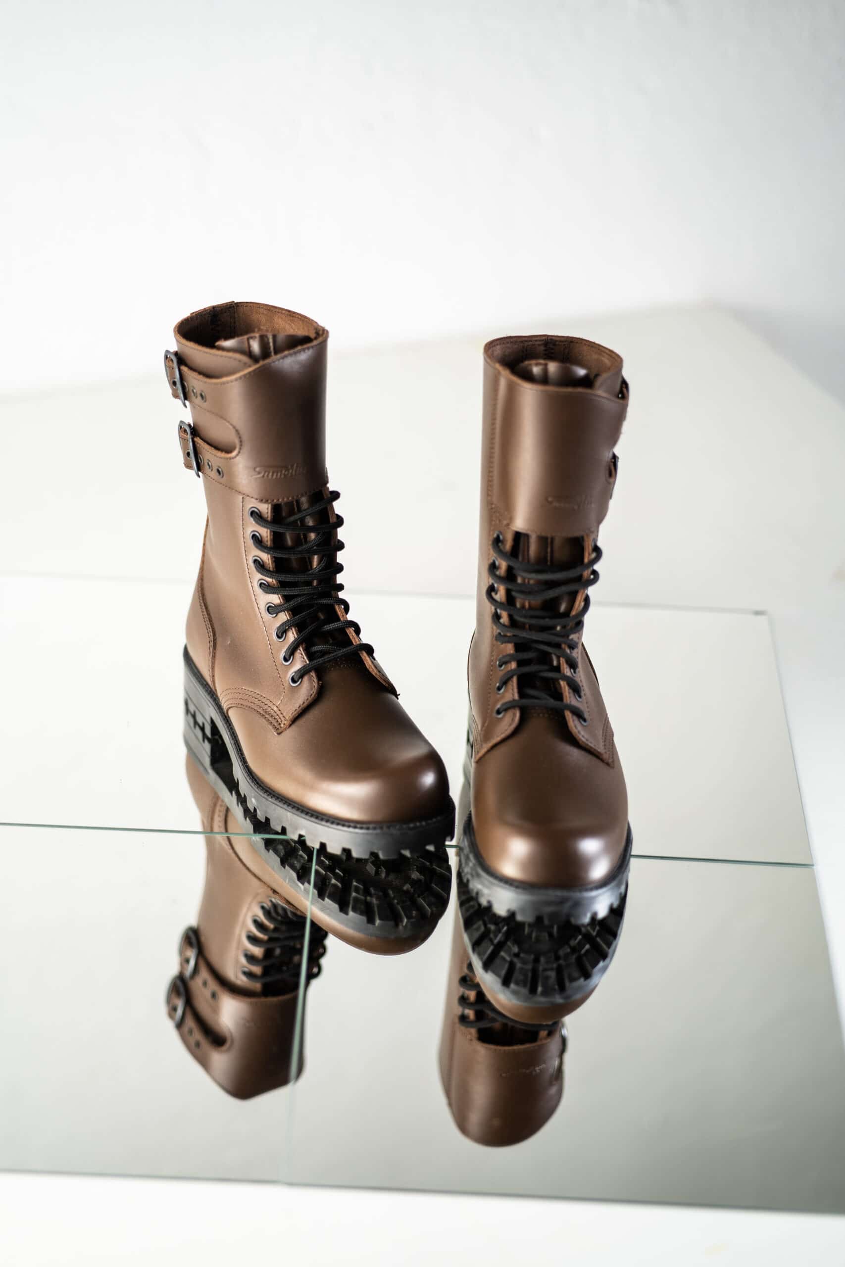 Bottines en cuir marron foncé fait main, détail de la semelle