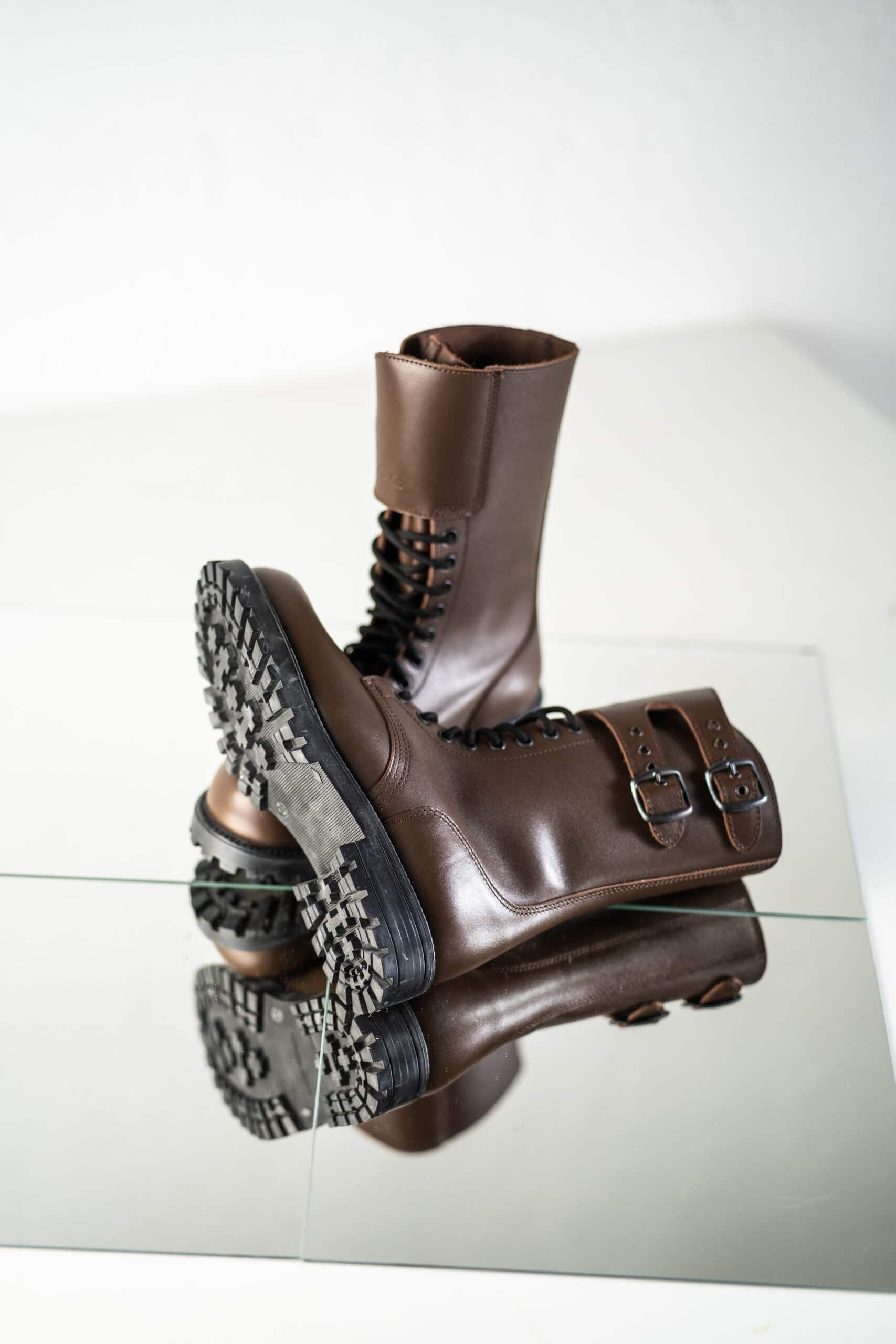Bottines en cuir marron foncé fait main, vue trois quarts détaillée