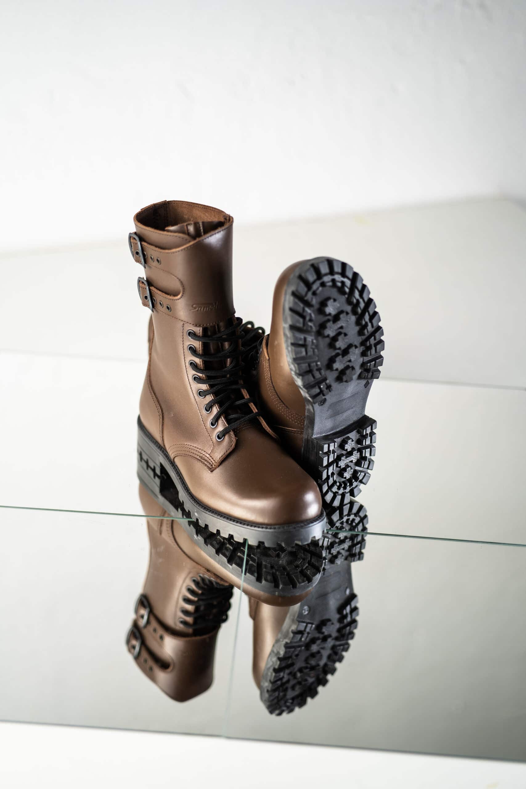Bottines en cuir marron foncé fait main, vue de face