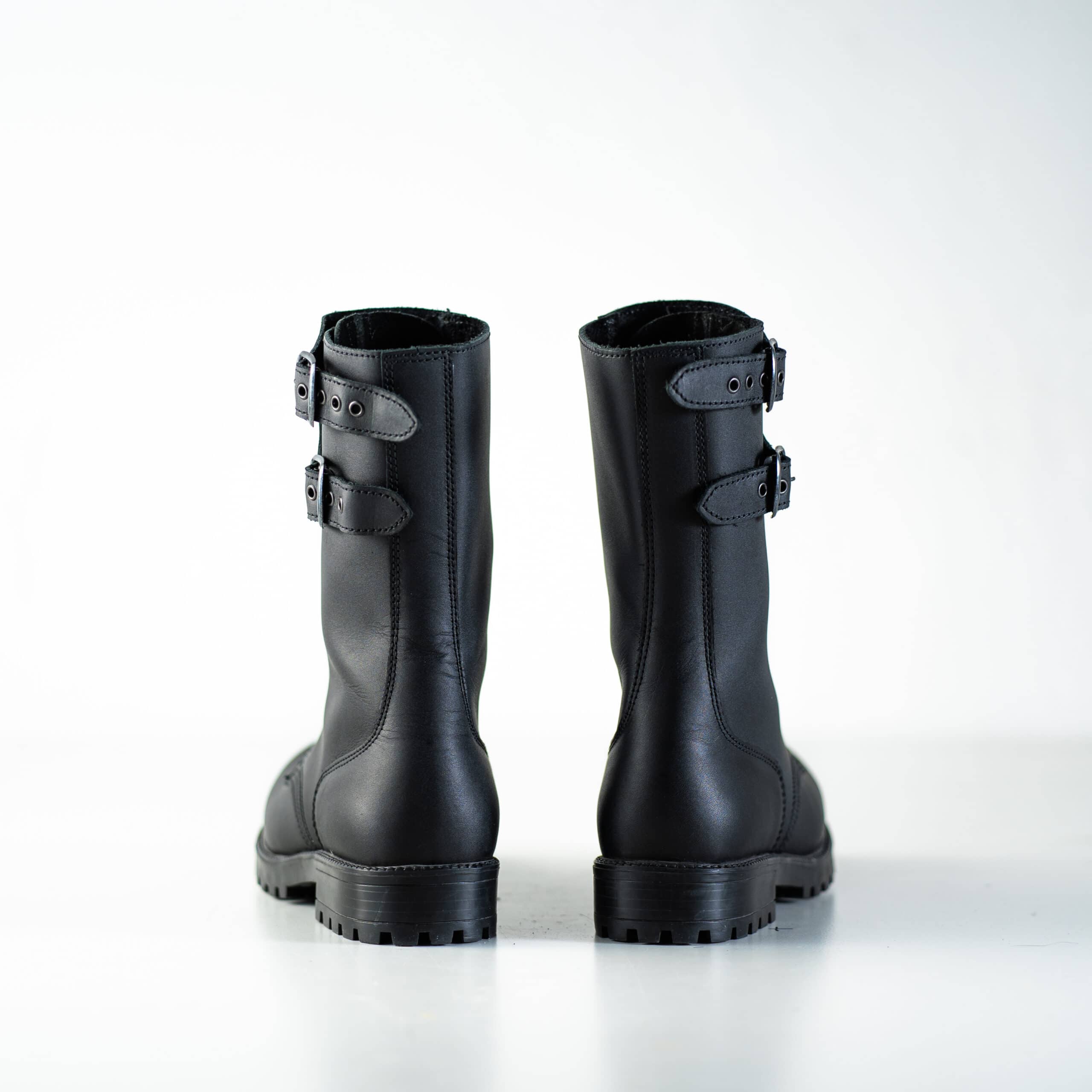 Bottines en cuir noir fait main à semelle crantée, vue latérale