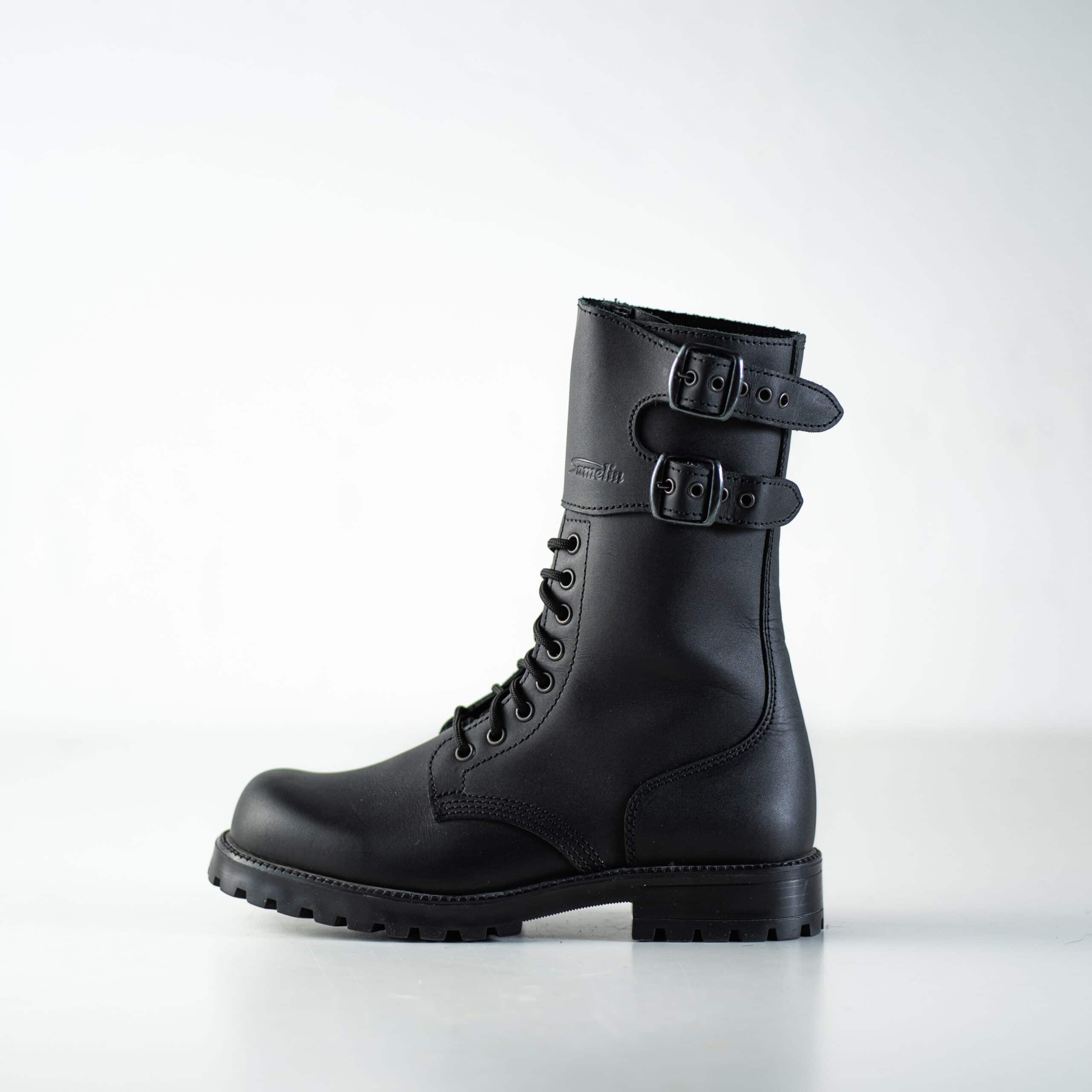 Bottines en cuir noir fait main à semelle crantée, vue de face avec lacets
