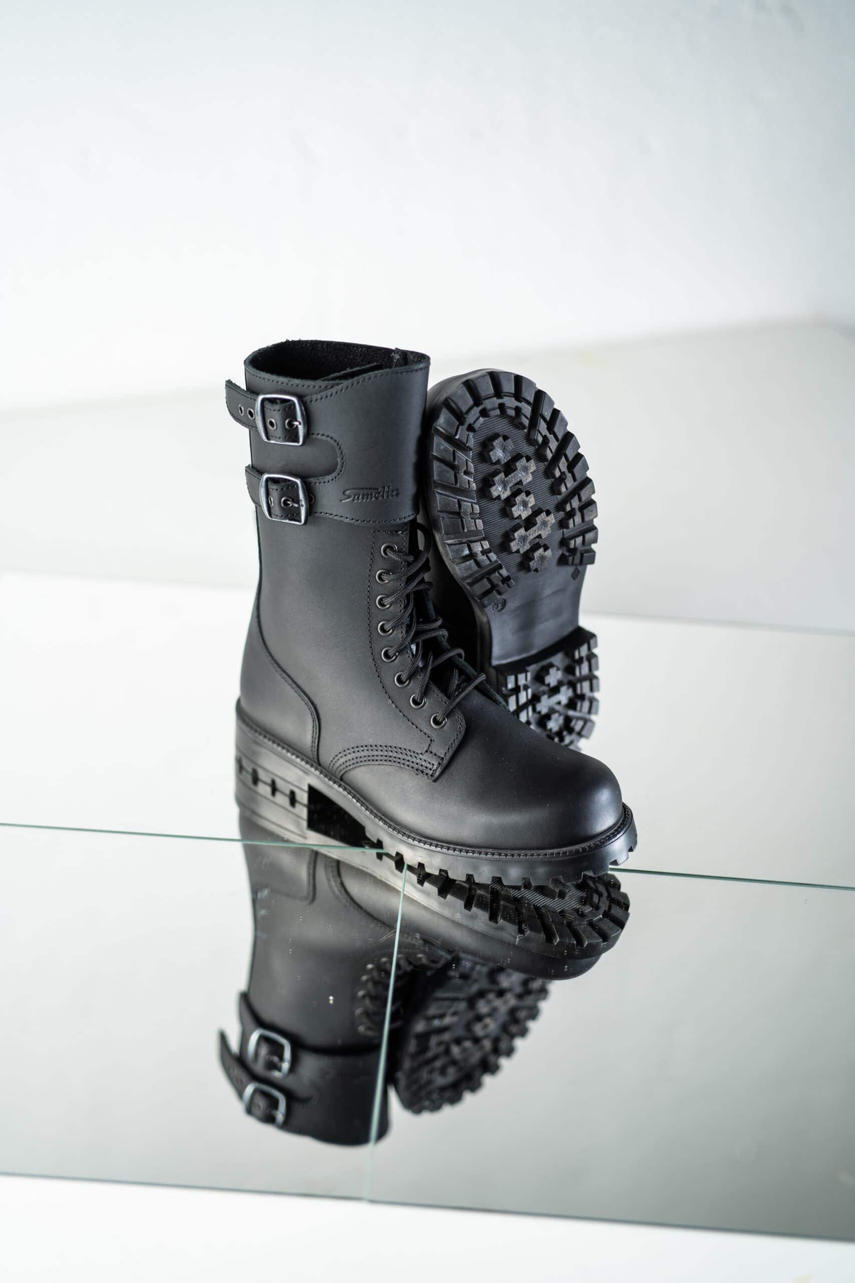 Bottines en cuir noir fait main à semelle crantée, deuxième vue trois quarts