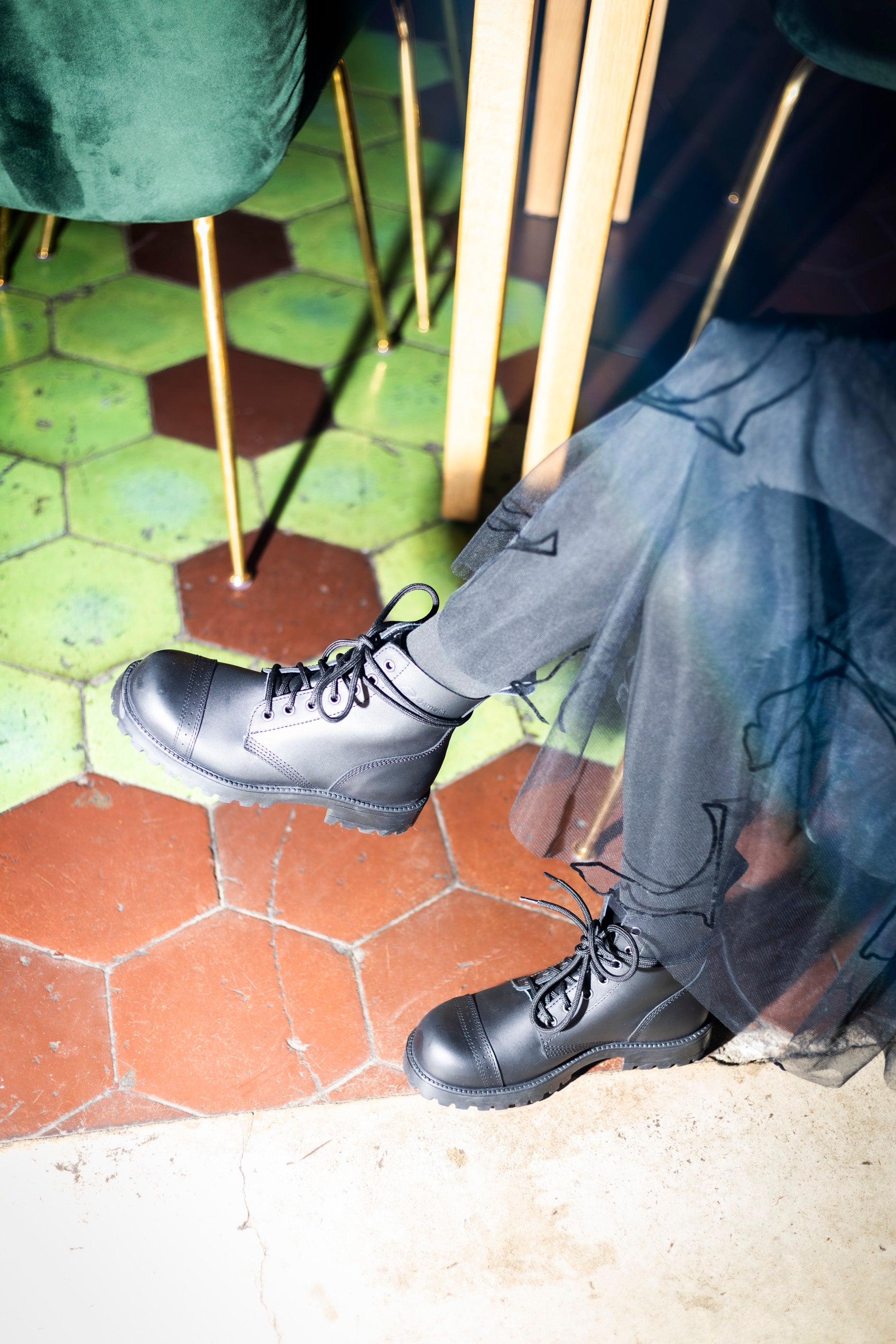 Bottines en cuir noir Saapad fait main, détail de la semelle