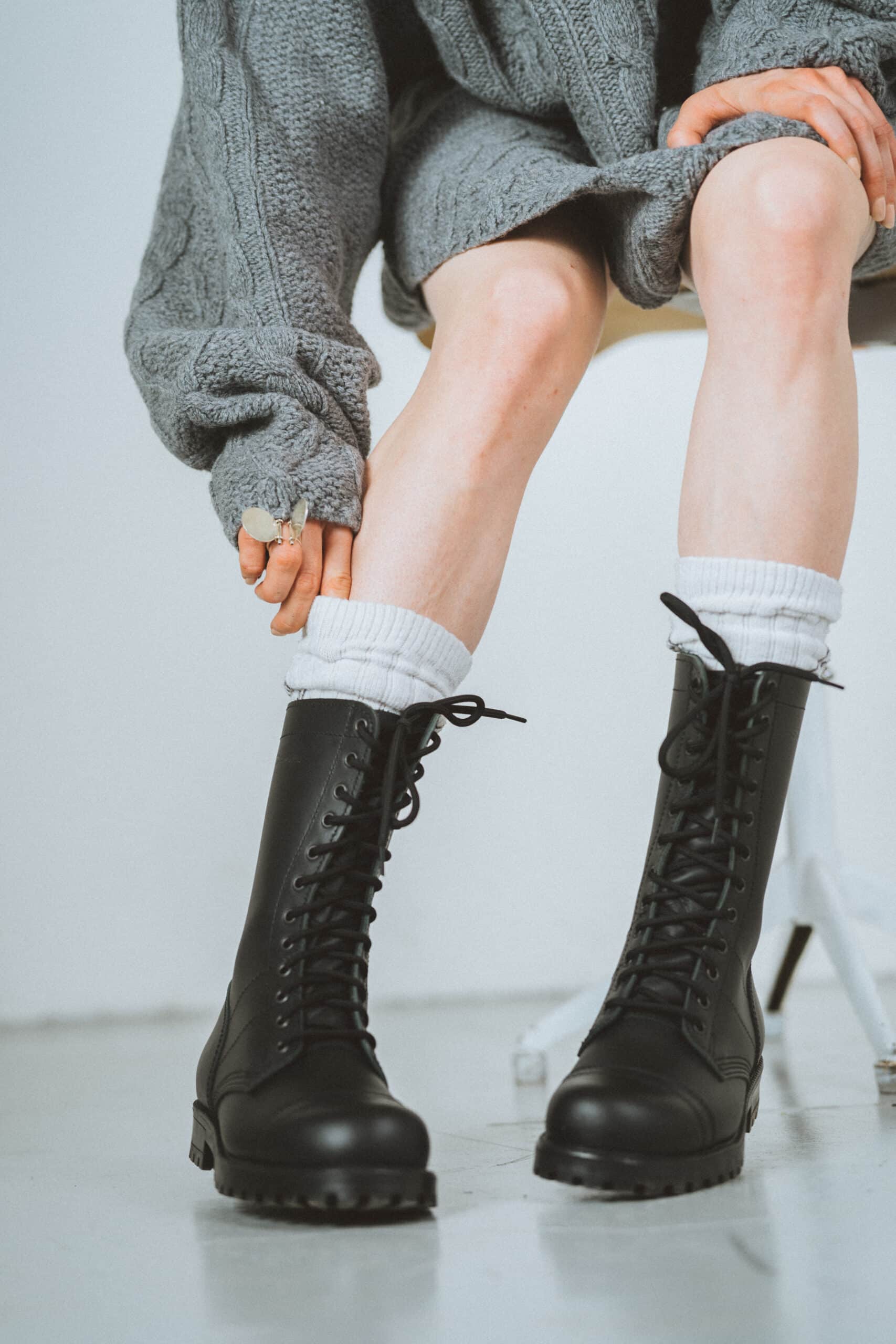 Bottines hautes en cuir noir fait main, vue de profil