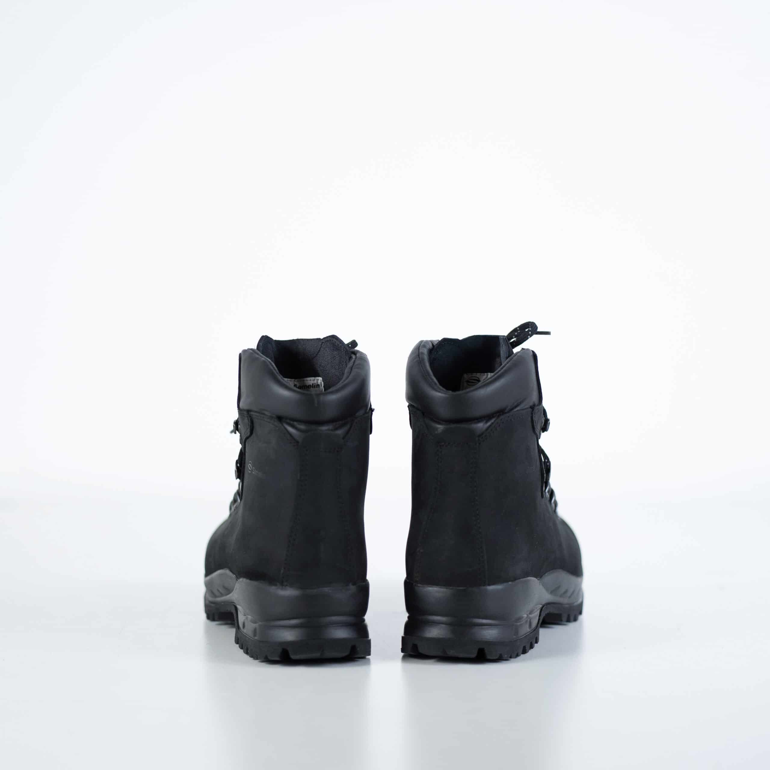 Bottes de randonnée OmaKing en cuir noir gras à semelle crantée épaisse, vue de profil