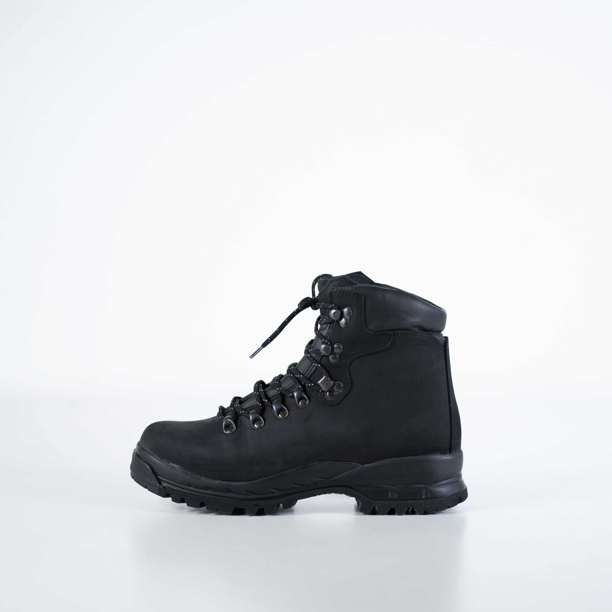 Bottes de randonnée OmaKing en cuir noir gras, détail de la semelle fortement crantée