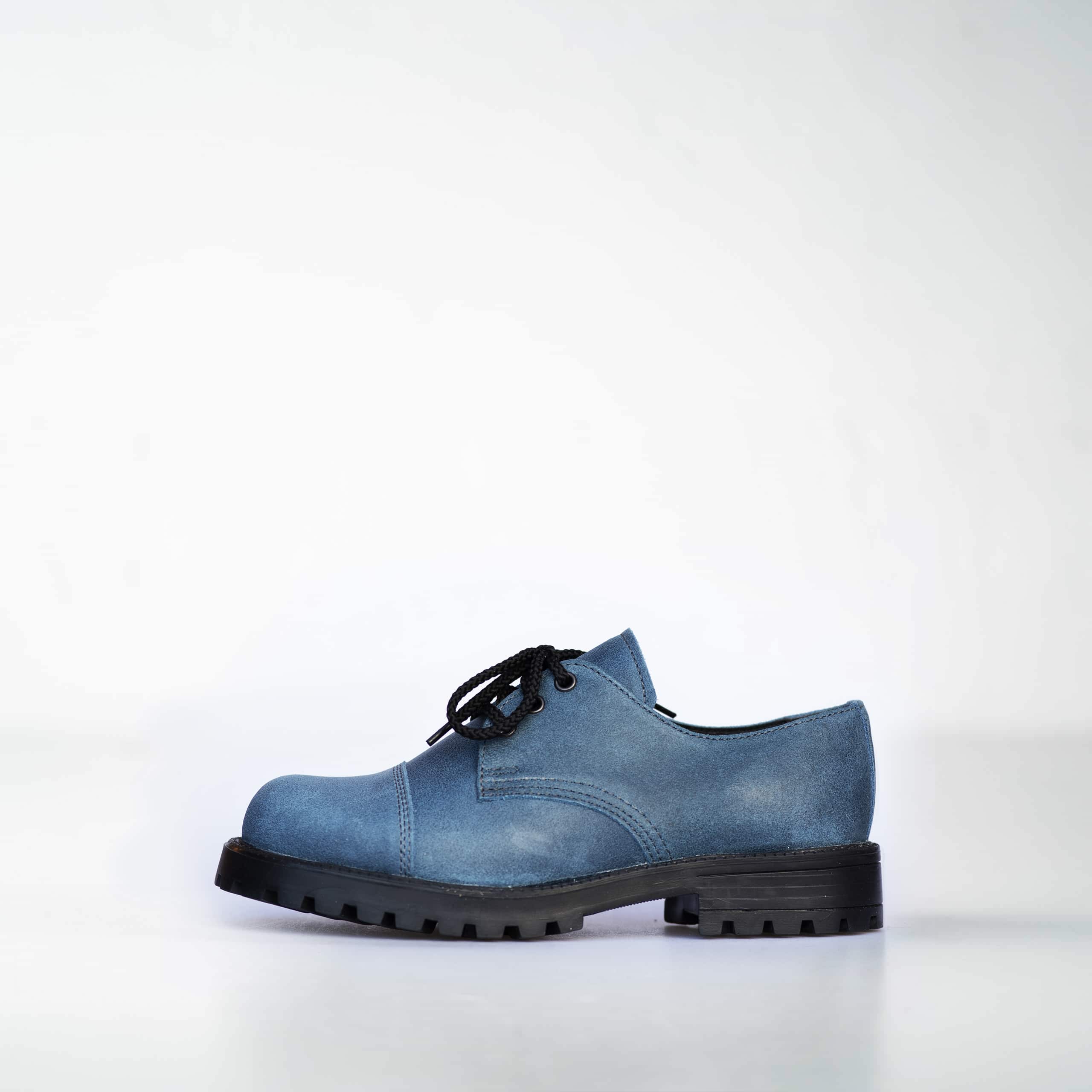 Desert boots OmaKing en cuir bleu pâle, design minimaliste estonien, vue de profil