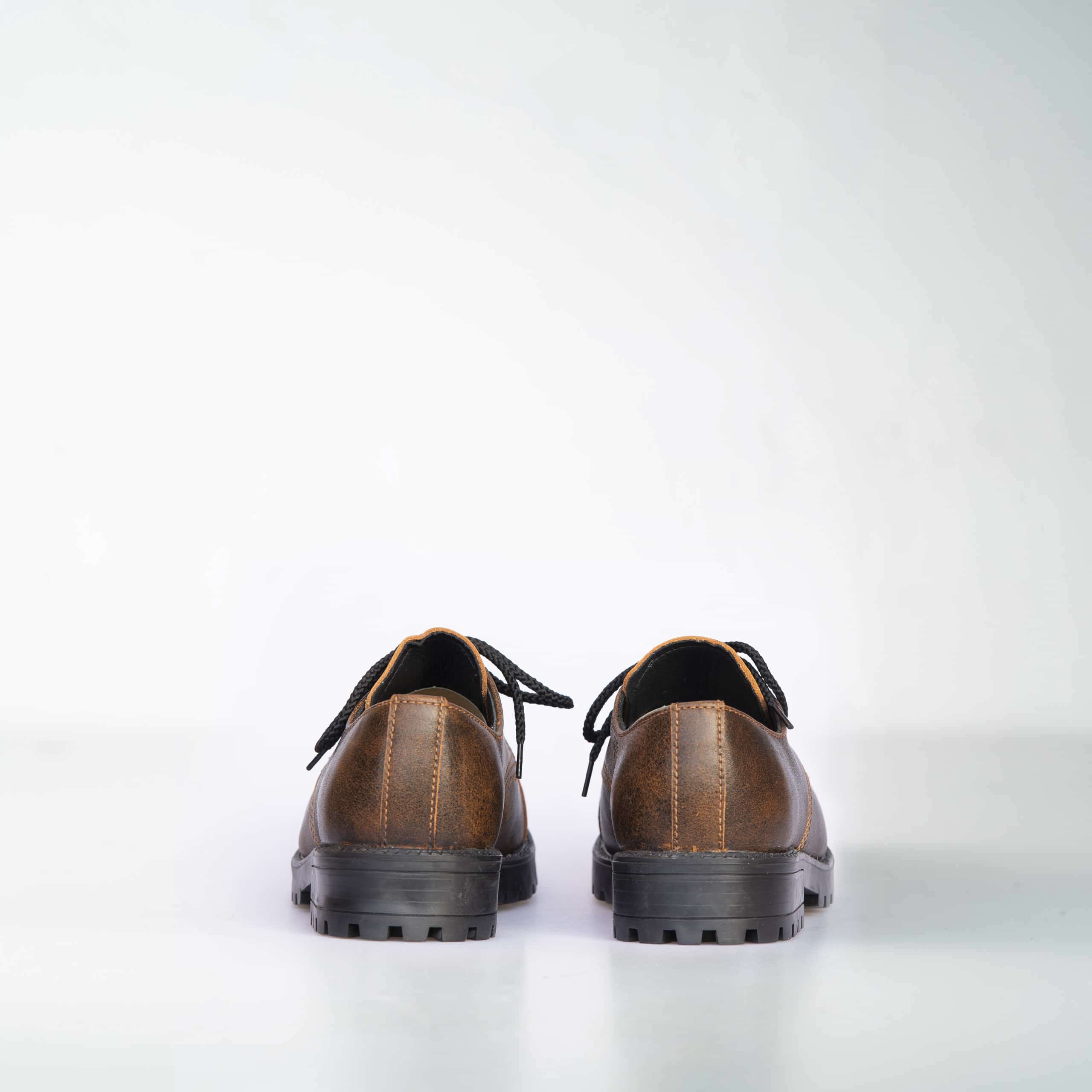 Chaussures en cuir brun clair fait main, vue trois quarts
