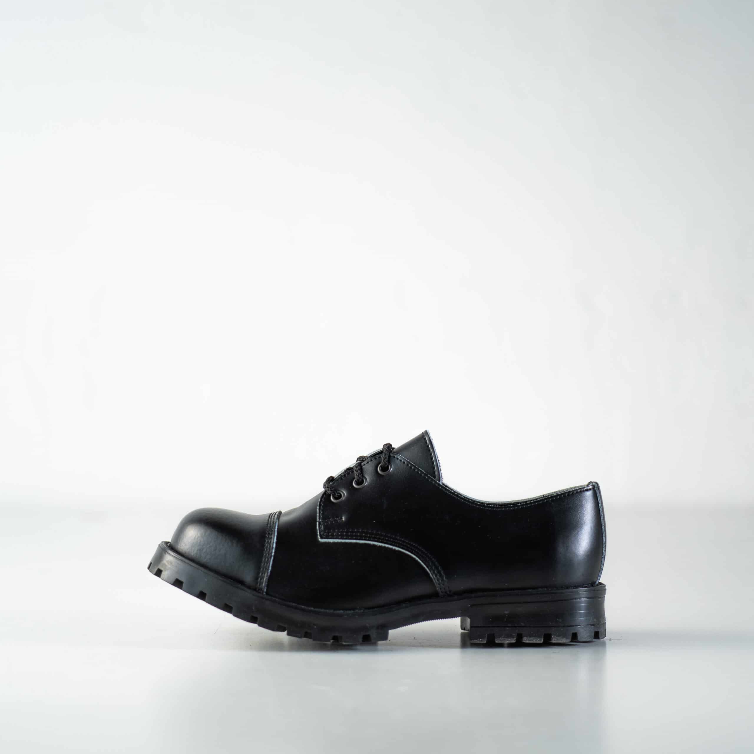 Bottines militaires en cuir noir fait main, posées à plat