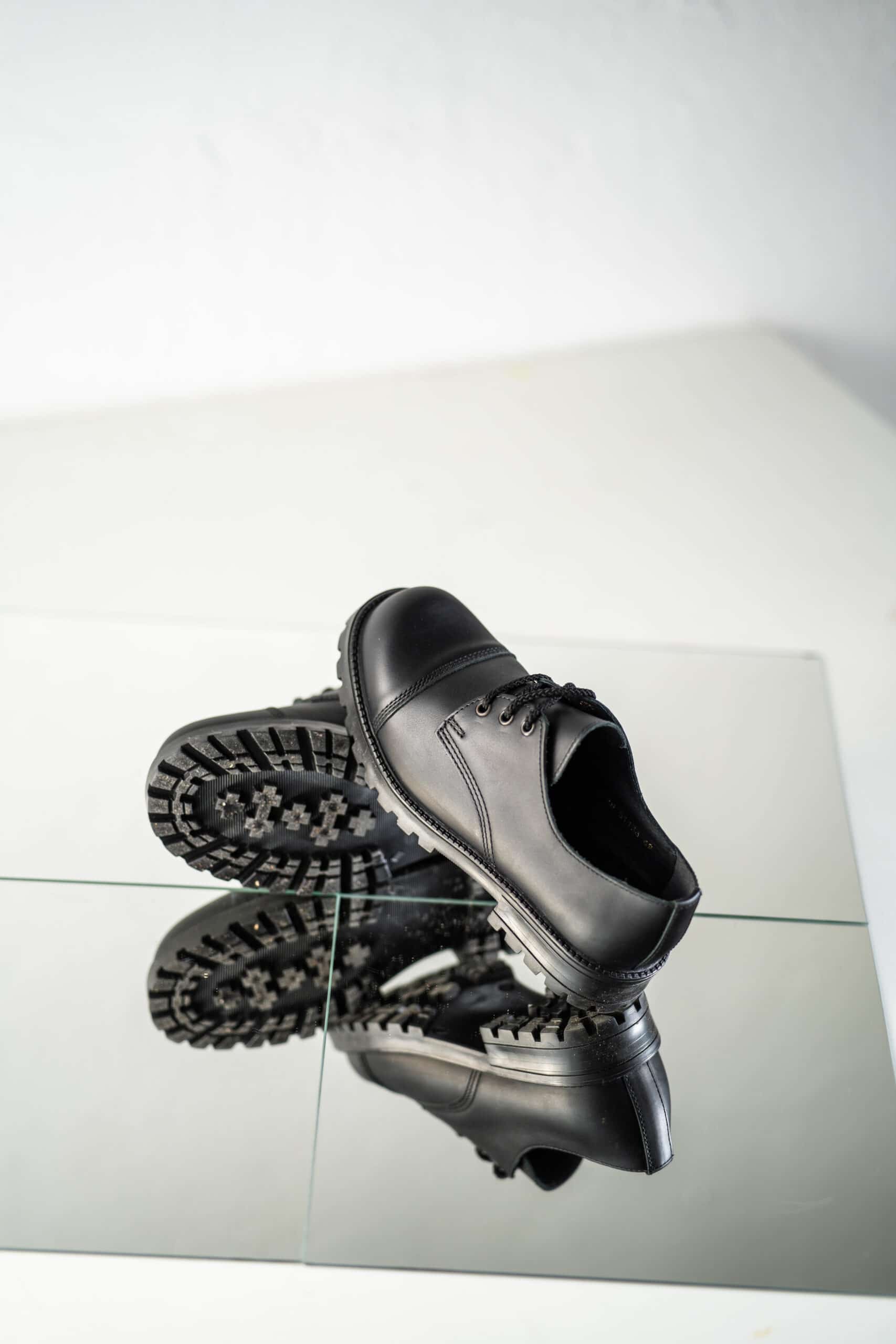 Bottines militaires en cuir noir fait main, détail de la surface