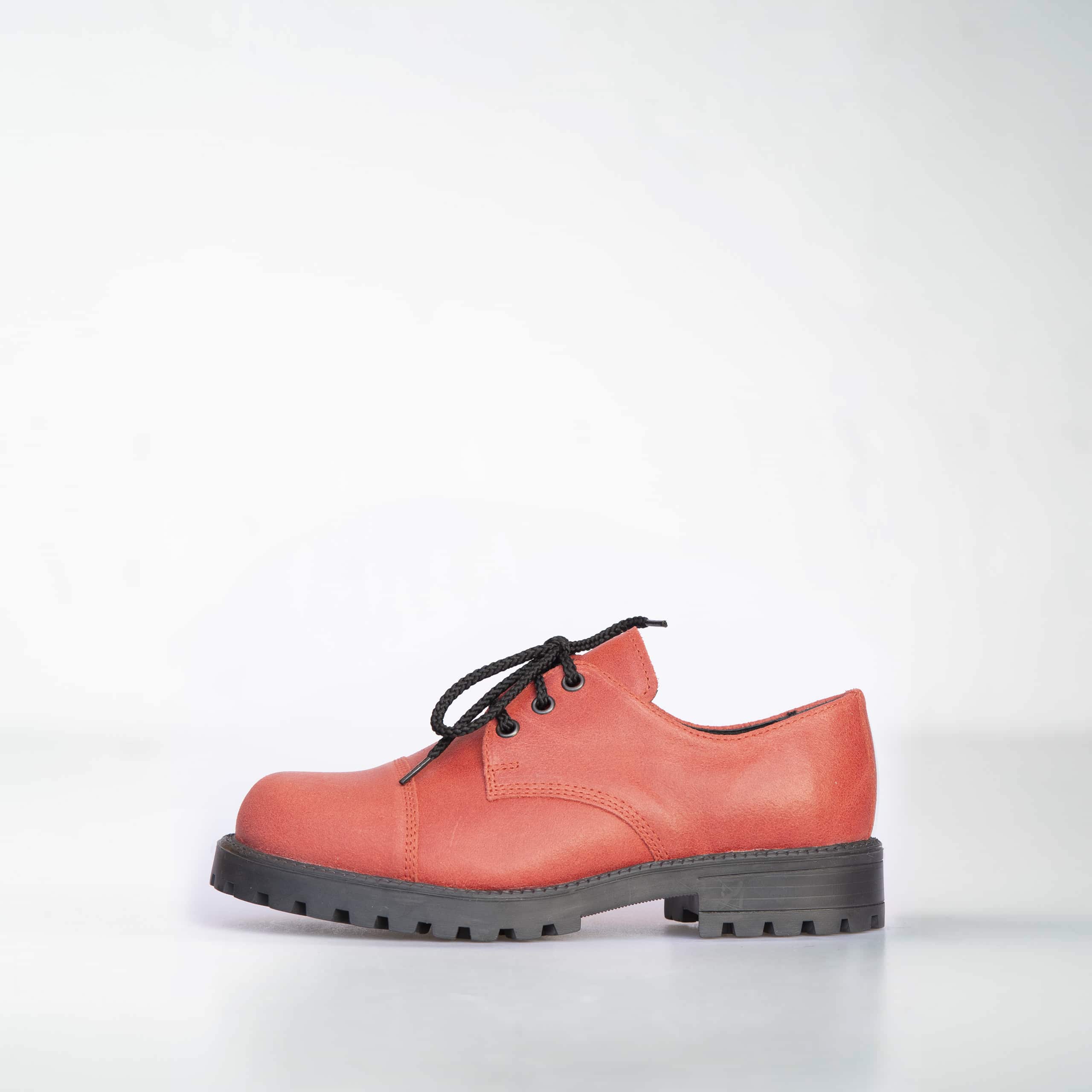 Chaussures OmaKing en cuir rouge profond, design épuré minimaliste, vue de face