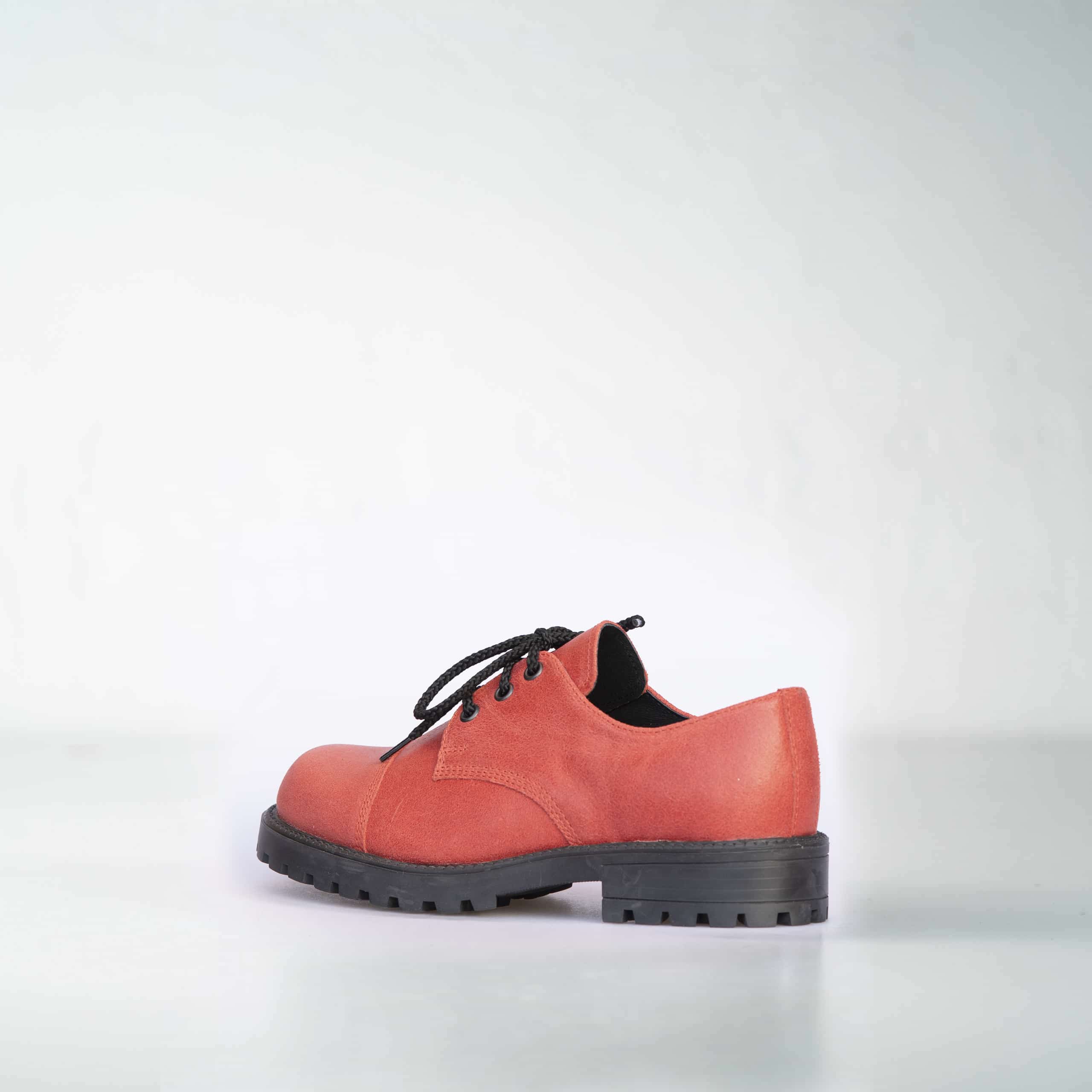 Chaussures OmaKing en cuir rouge bordeaux, détail de la tige supérieure mate