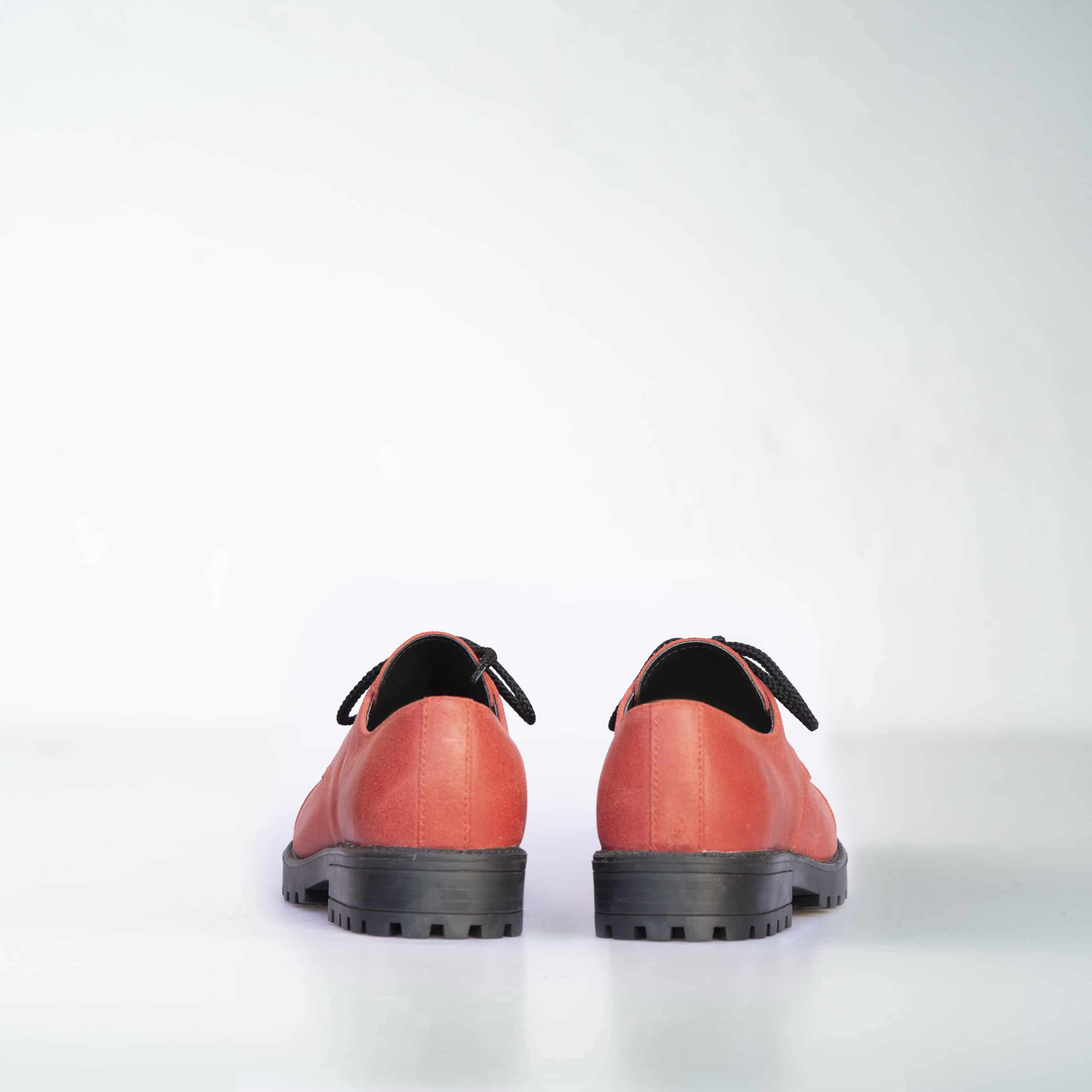 Chaussures OmaKing en cuir rouge cerise, coutures visibles, fabrication artisanale