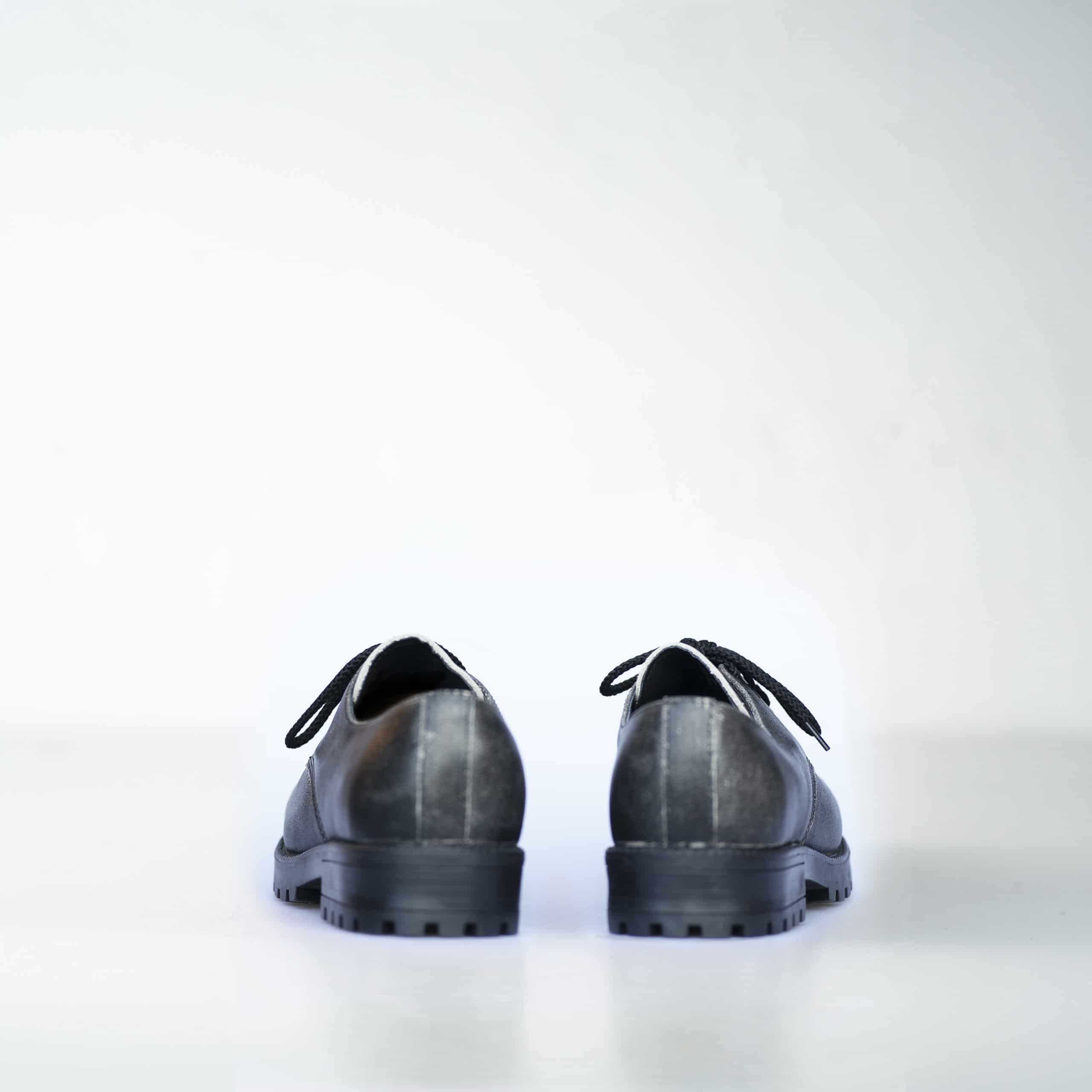 Chaussures vintage grises, vue détaillée