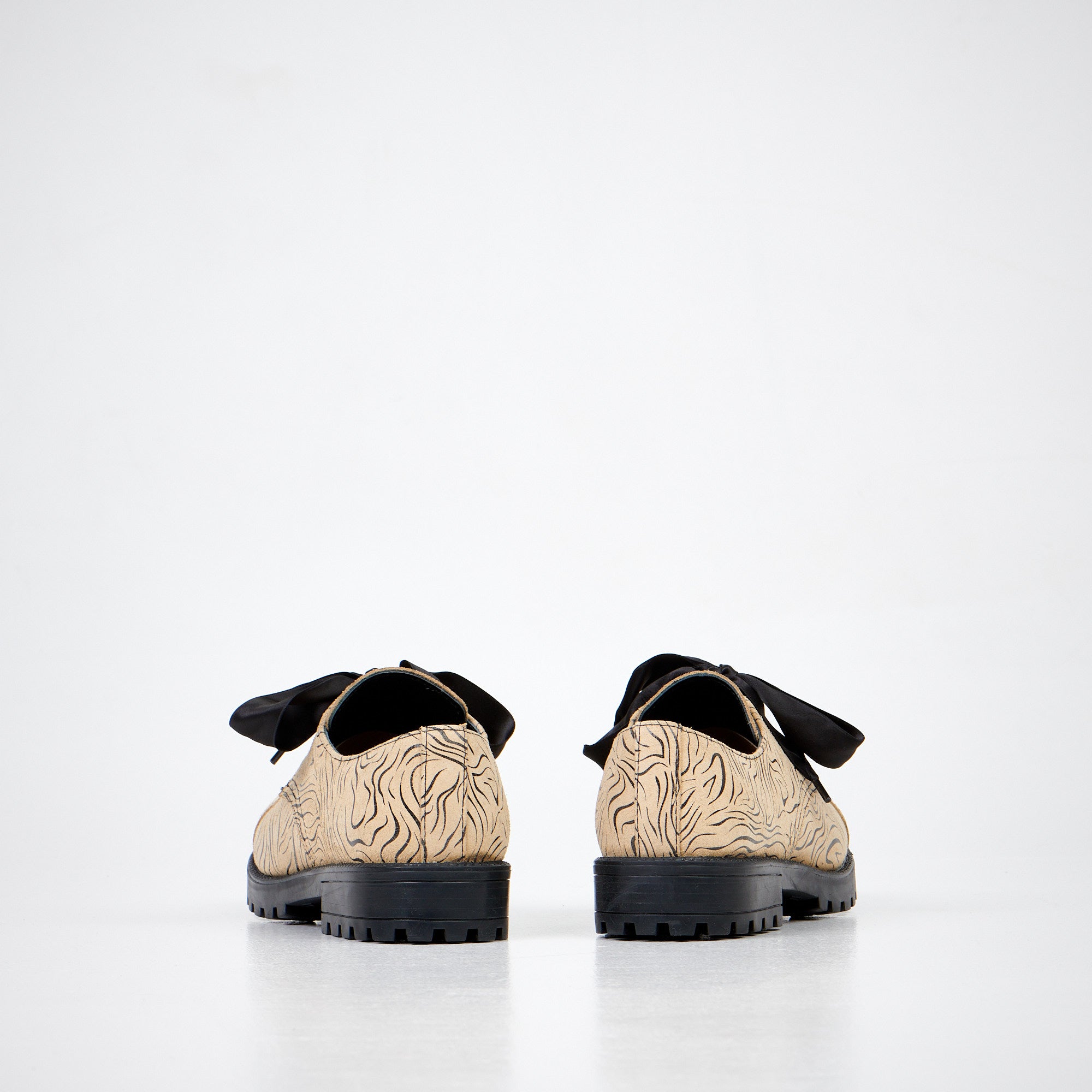 Chaussures OmaKing en cuir beige effet zèbre, vue détaillée