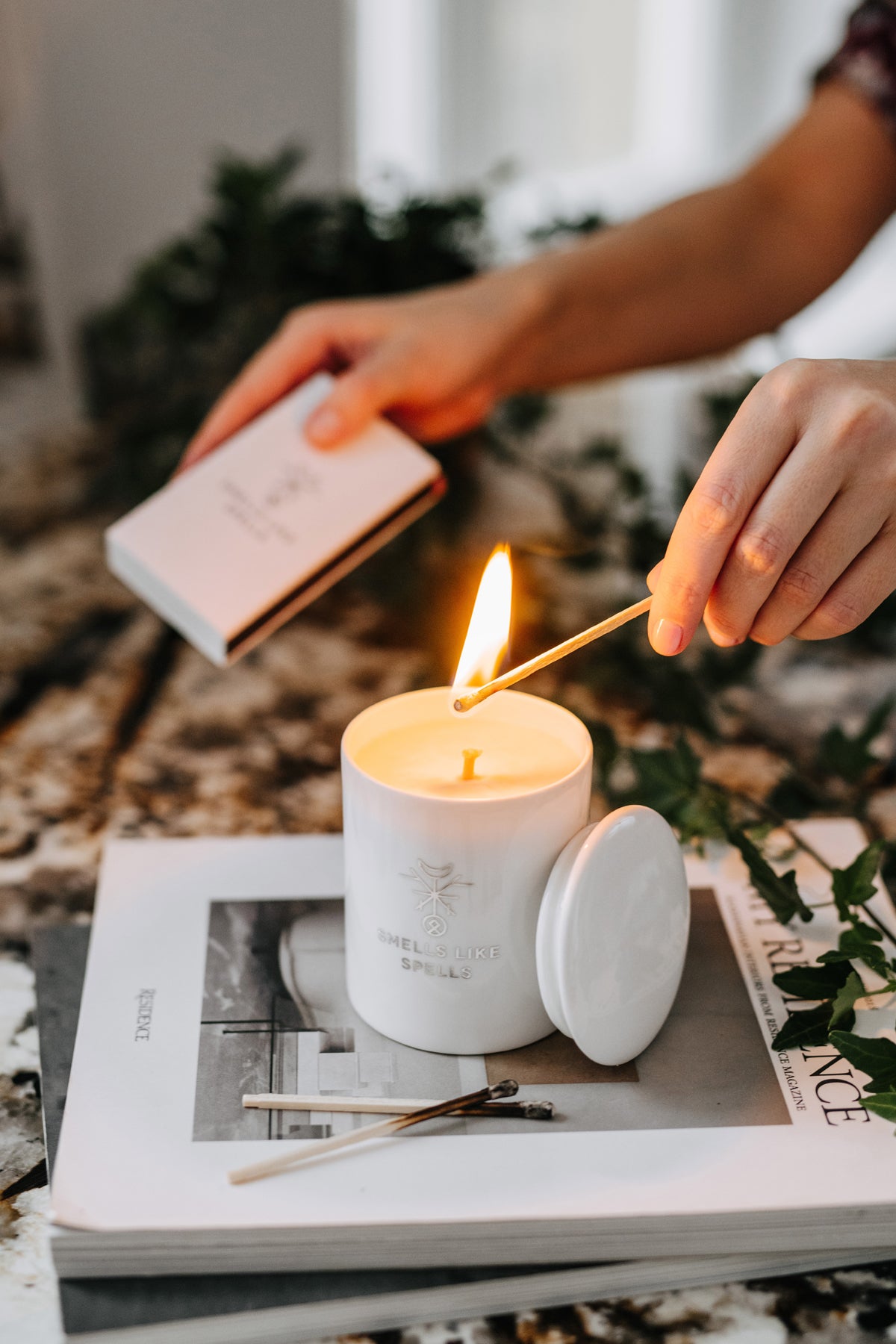 Bougie parfumée en verre blanc Smells Like Spells, vue lifestyle ambiance décor produit alternative