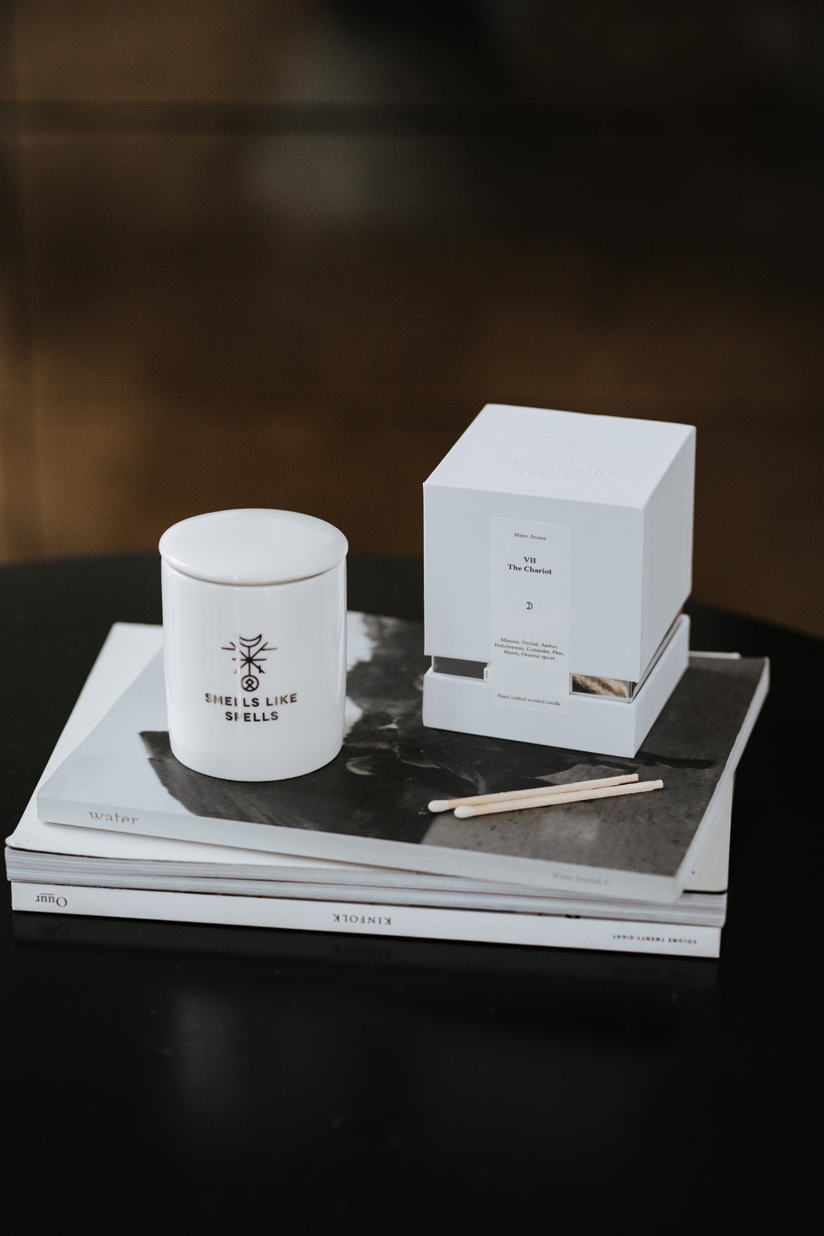 Bougie parfumée en verre blanc Smells Like Spells, vue lifestyle ambiance