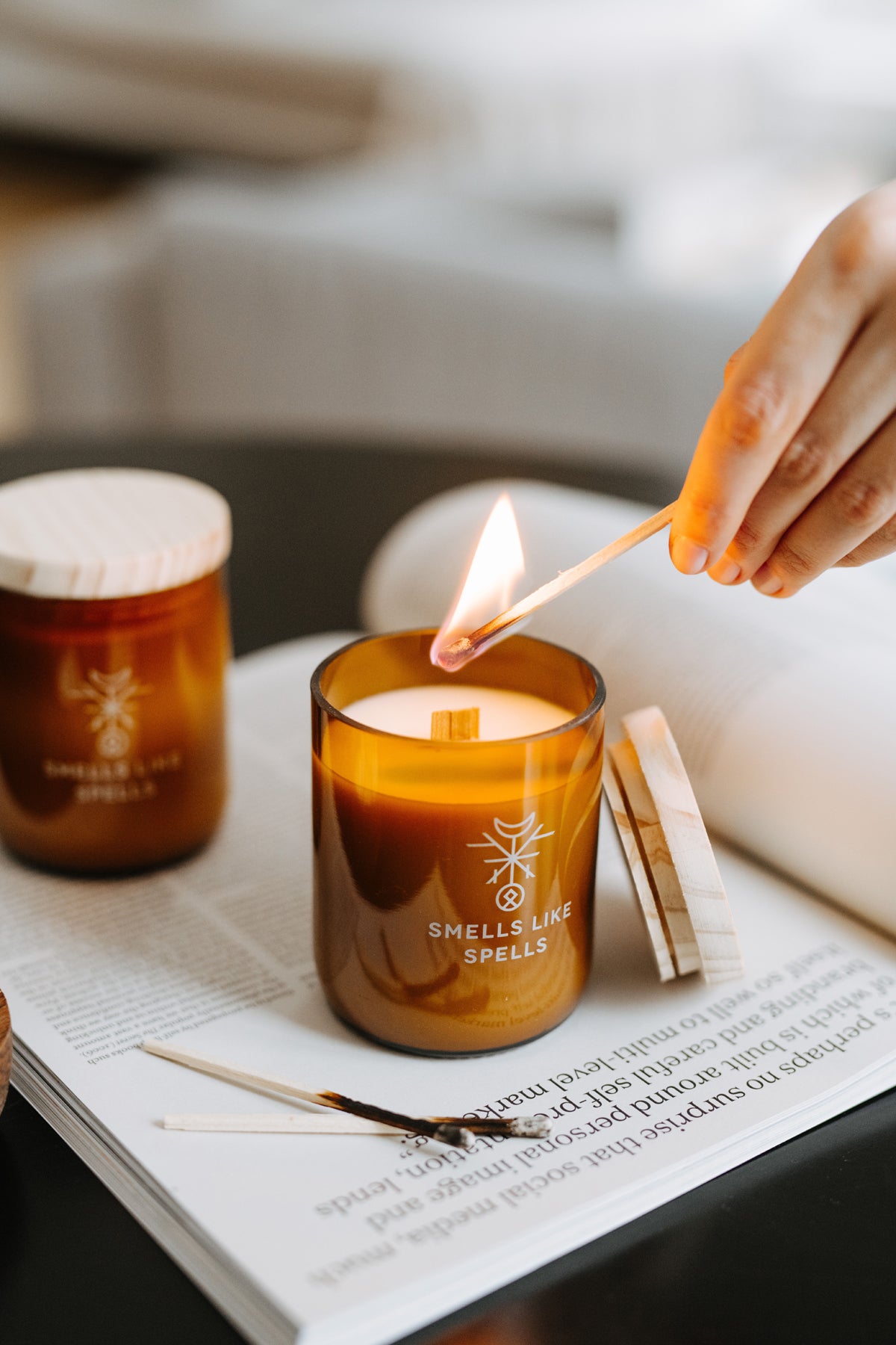 Bougie parfumée en verre ambré Smells Like Spells, vue lifestyle ambiance complète