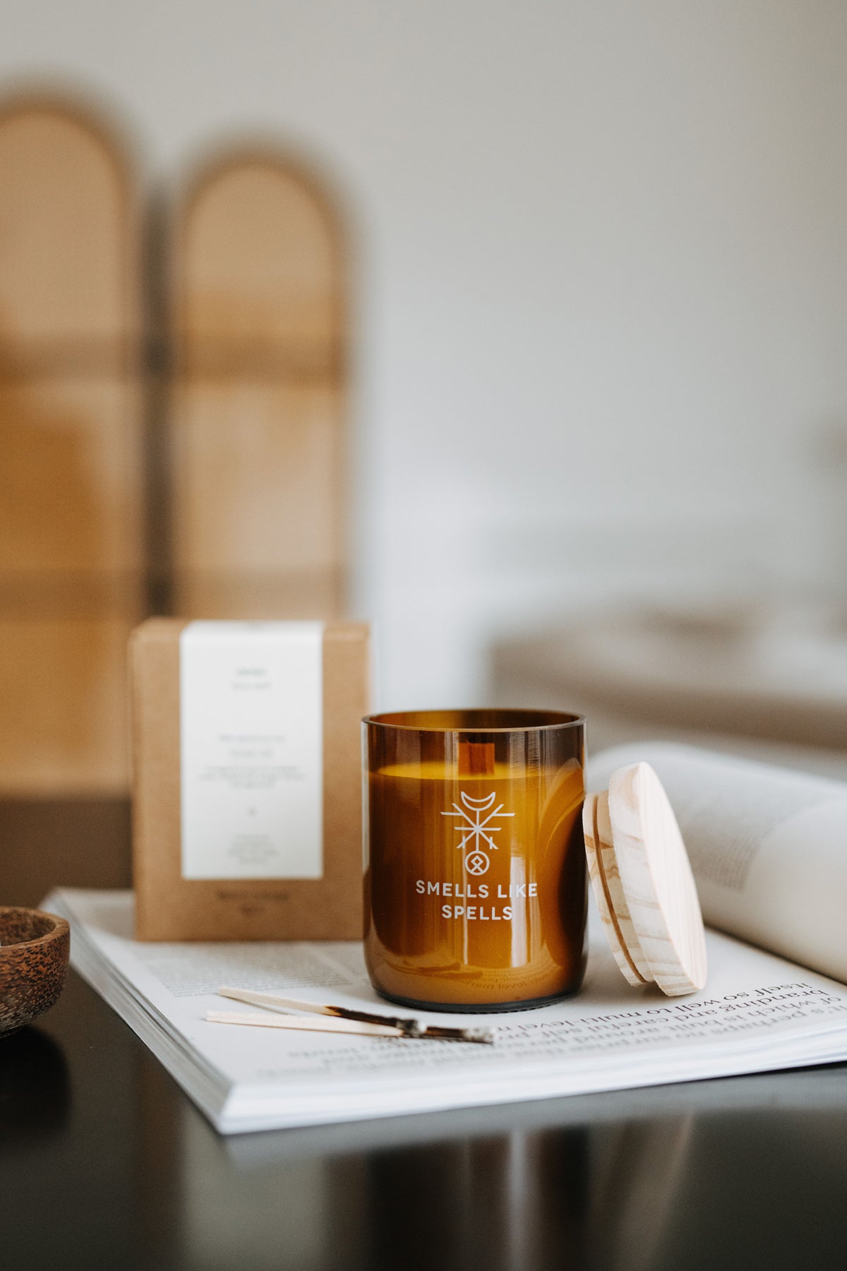 Bougies parfumées en verre ambré Smells Like Spells, vue lifestyle ambiance