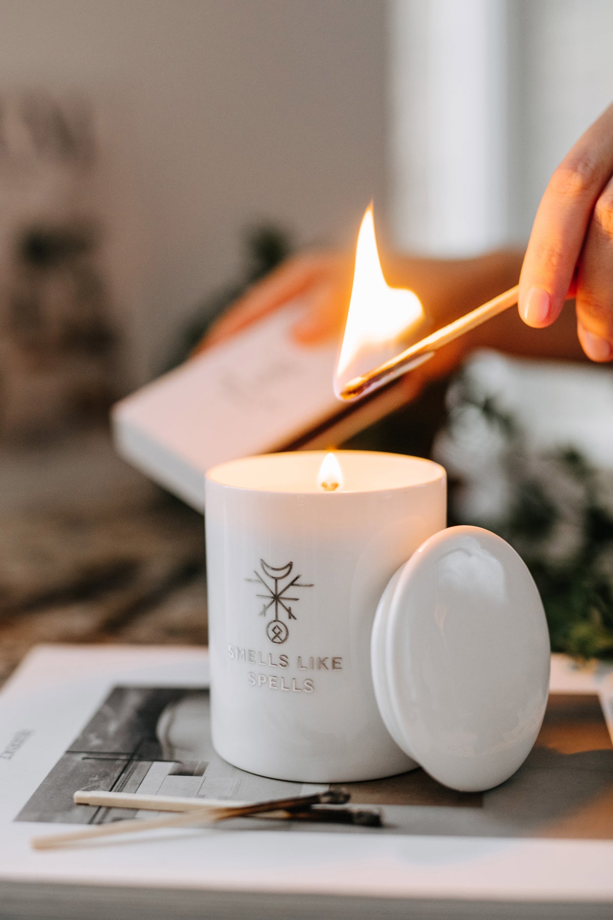 Bougie parfumée en verre blanc Smells Like Spells, vue lifestyle ambiance décor finale