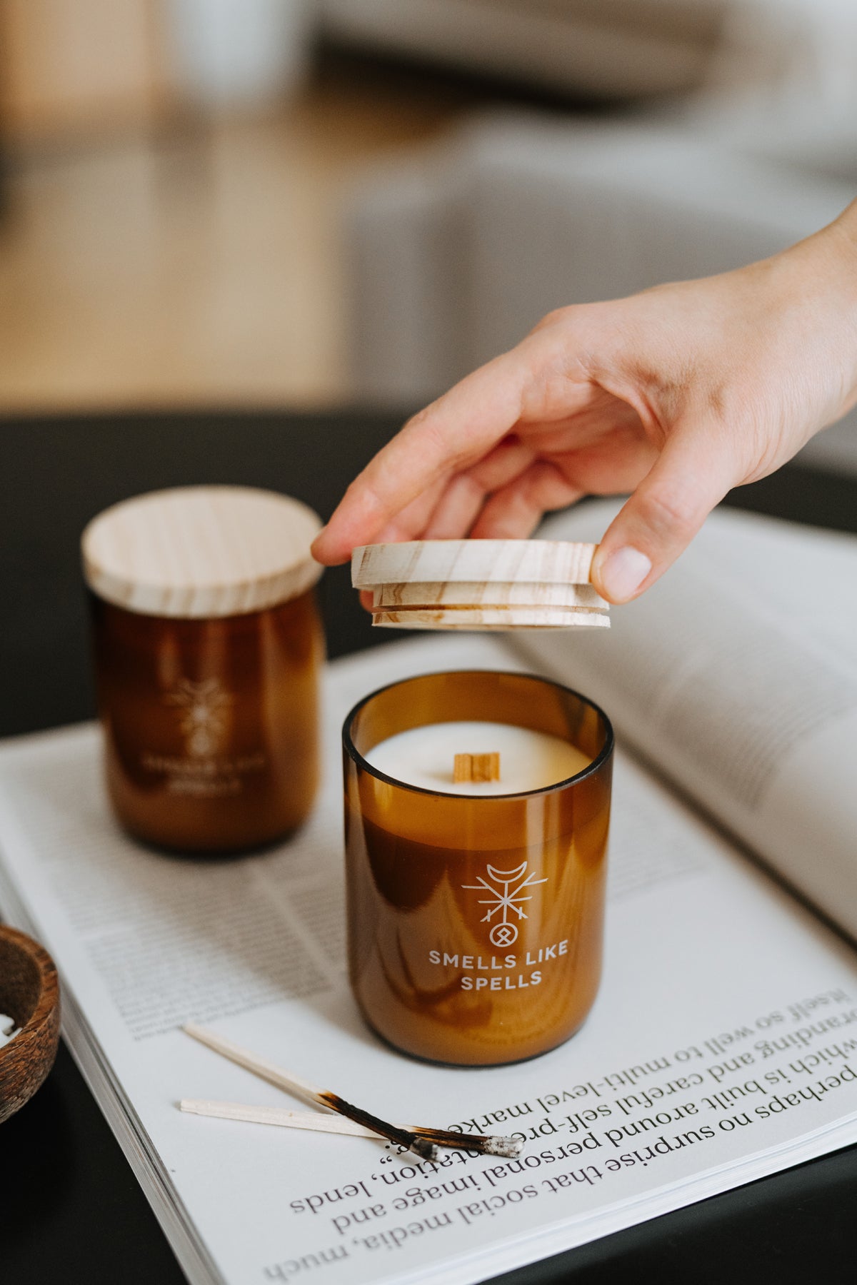 Bougie parfumée en verre ambré Smells Like Spells, vue lifestyle ambiance détaillée finale