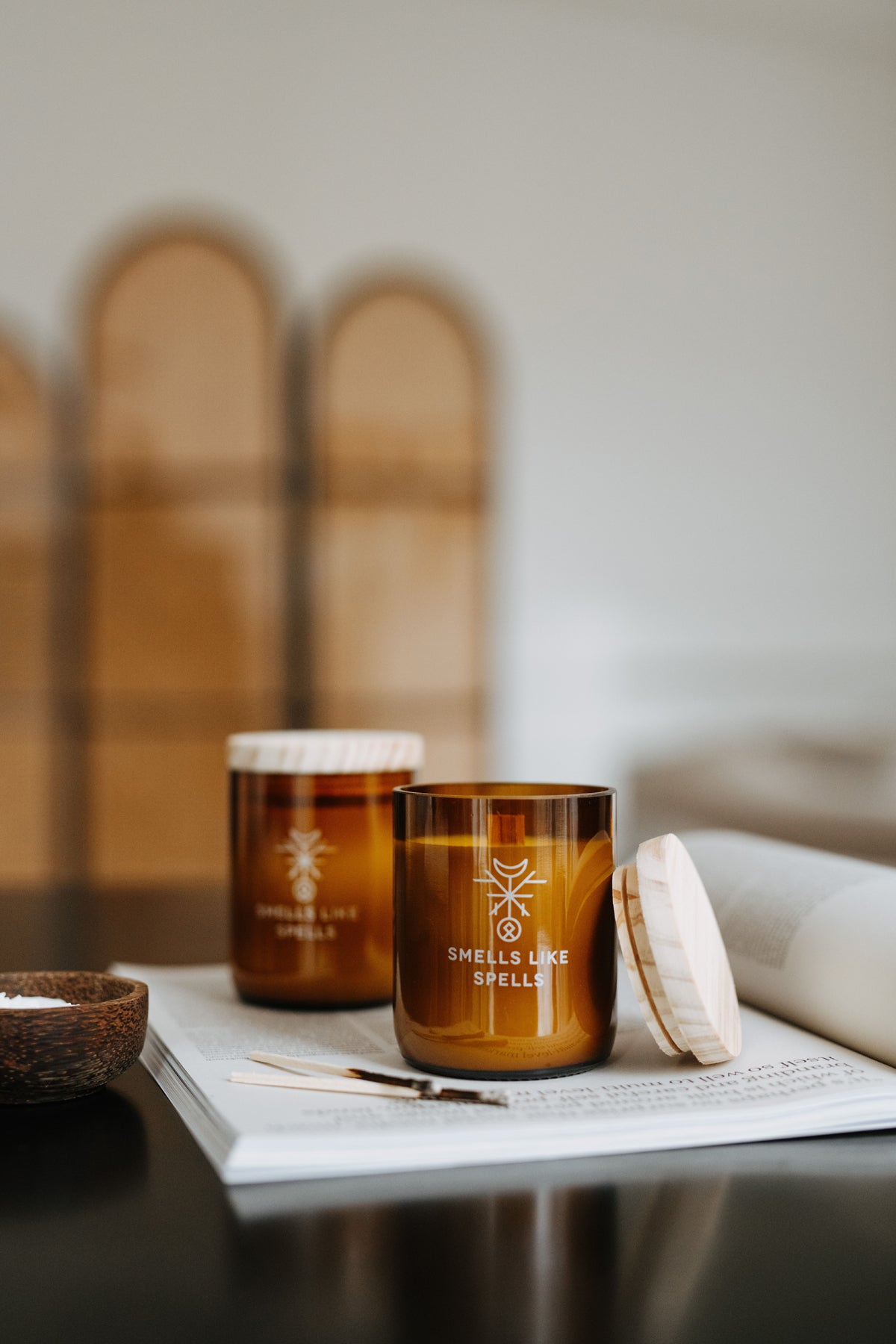 Bougies parfumées en verre ambré Smells Like Spells, vue lifestyle dernière