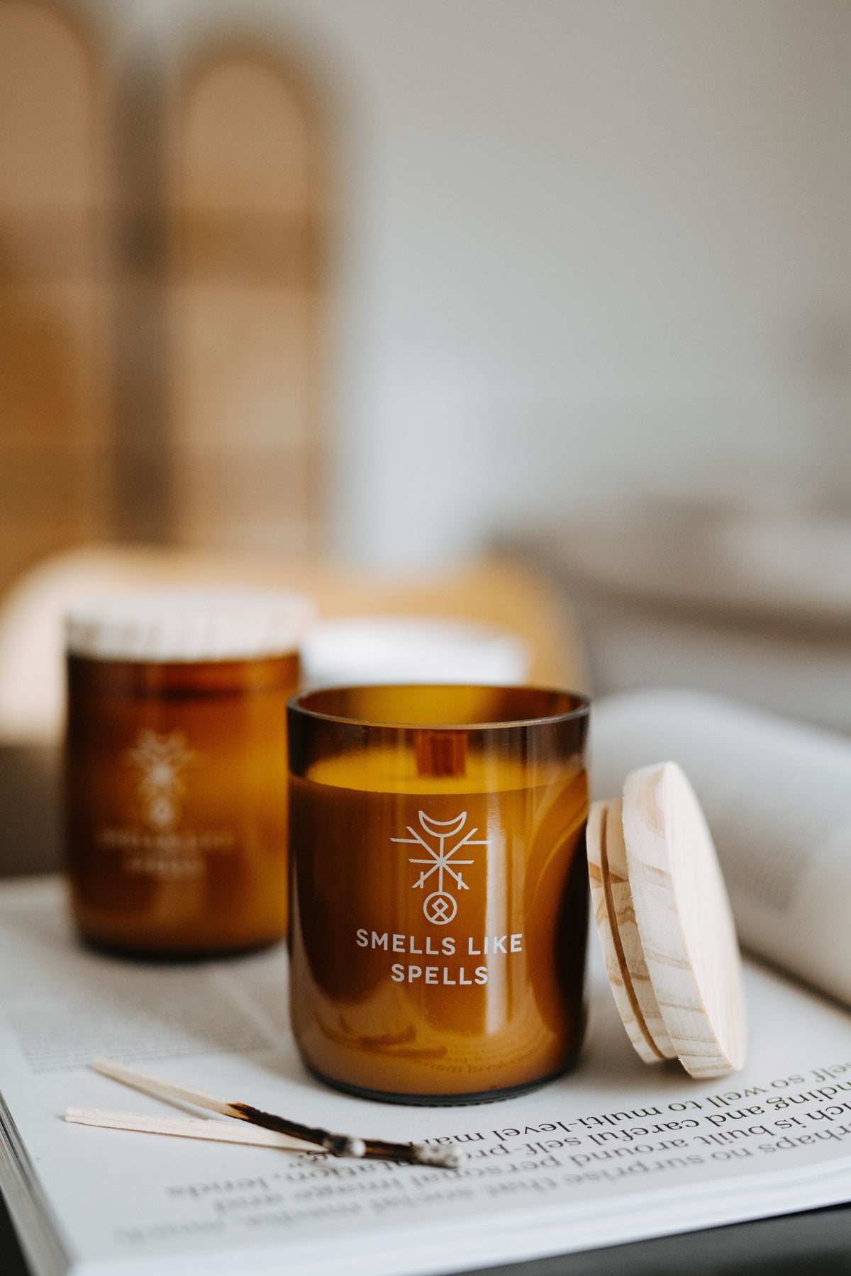 Bougie parfumée en verre ambré Smells Like Spells, vue lifestyle ambiance finale