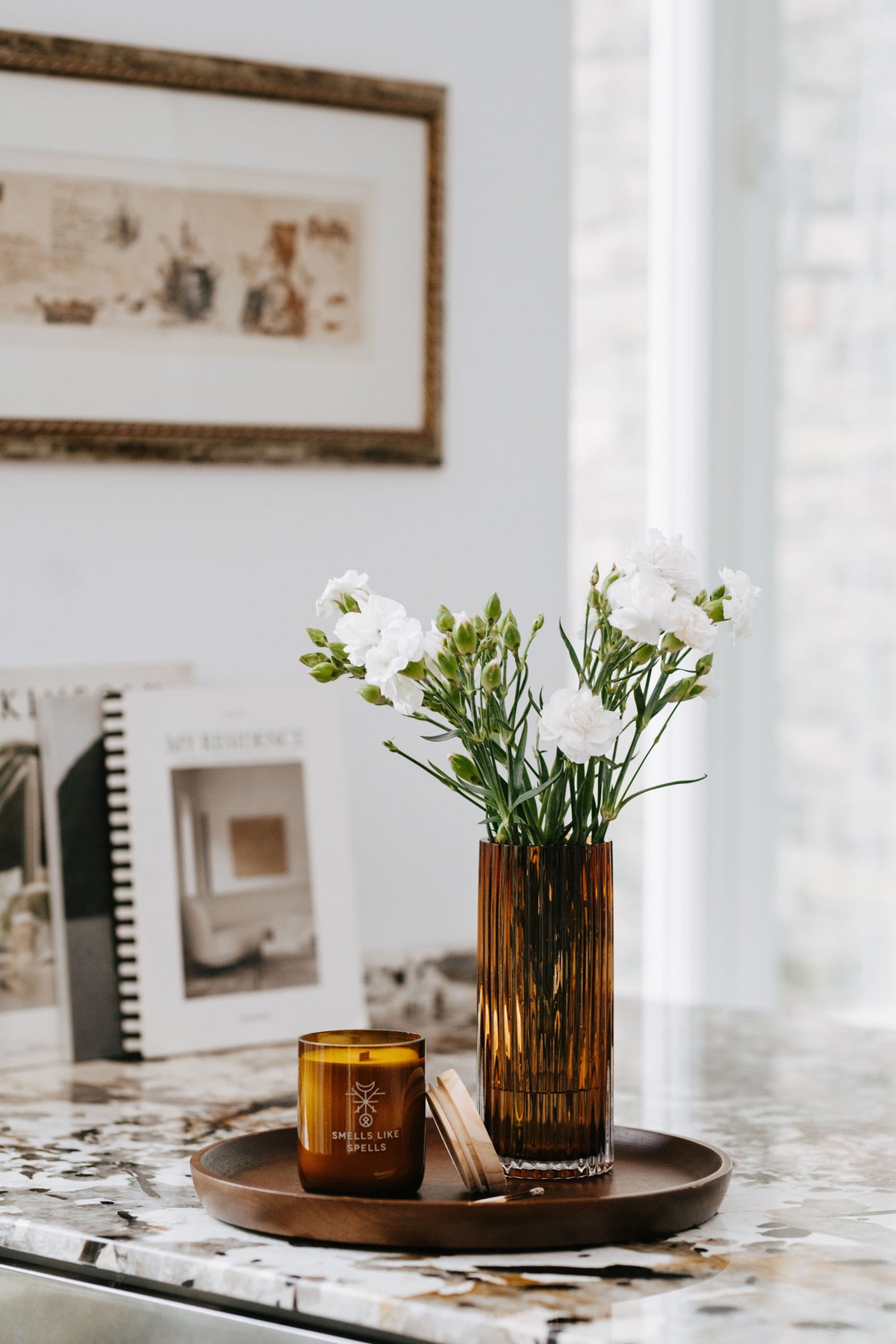 Bougie parfumée en verre ambré Smells Like Spells, vue lifestyle décor