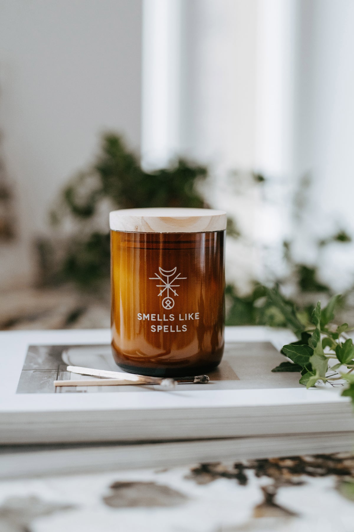 Bougie parfumée en verre ambré Smells Like Spells, vue lifestyle alternative