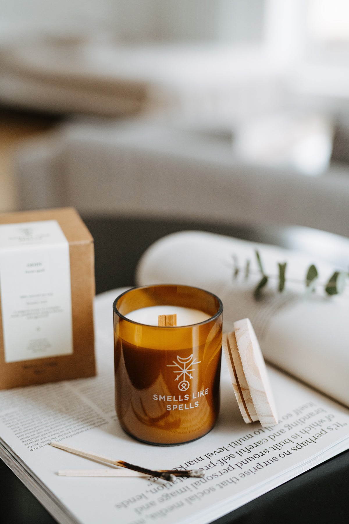 Bougies parfumées en verre ambré Smells Like Spells, vue lifestyle alternative
