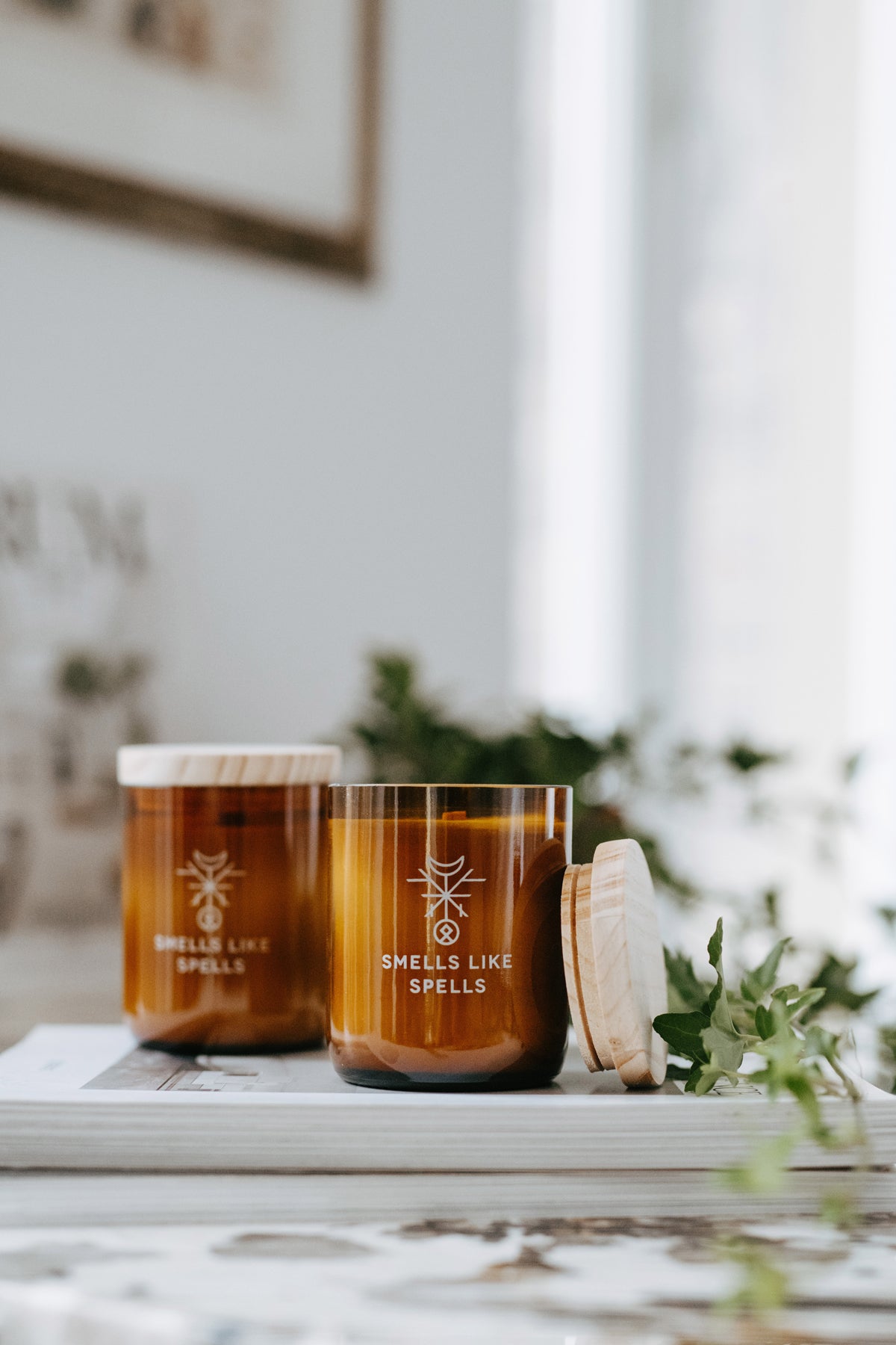 Bougie parfumée en verre ambré Smells Like Spells, vue lifestyle finale alternative