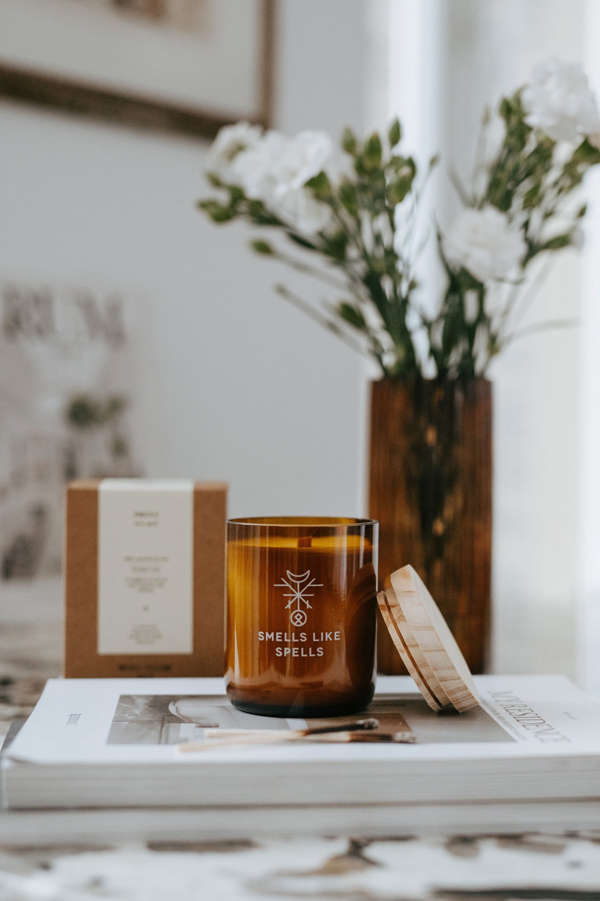 Bougie parfumée en verre ambré Smells Like Spells, vue lifestyle alternative ambiance