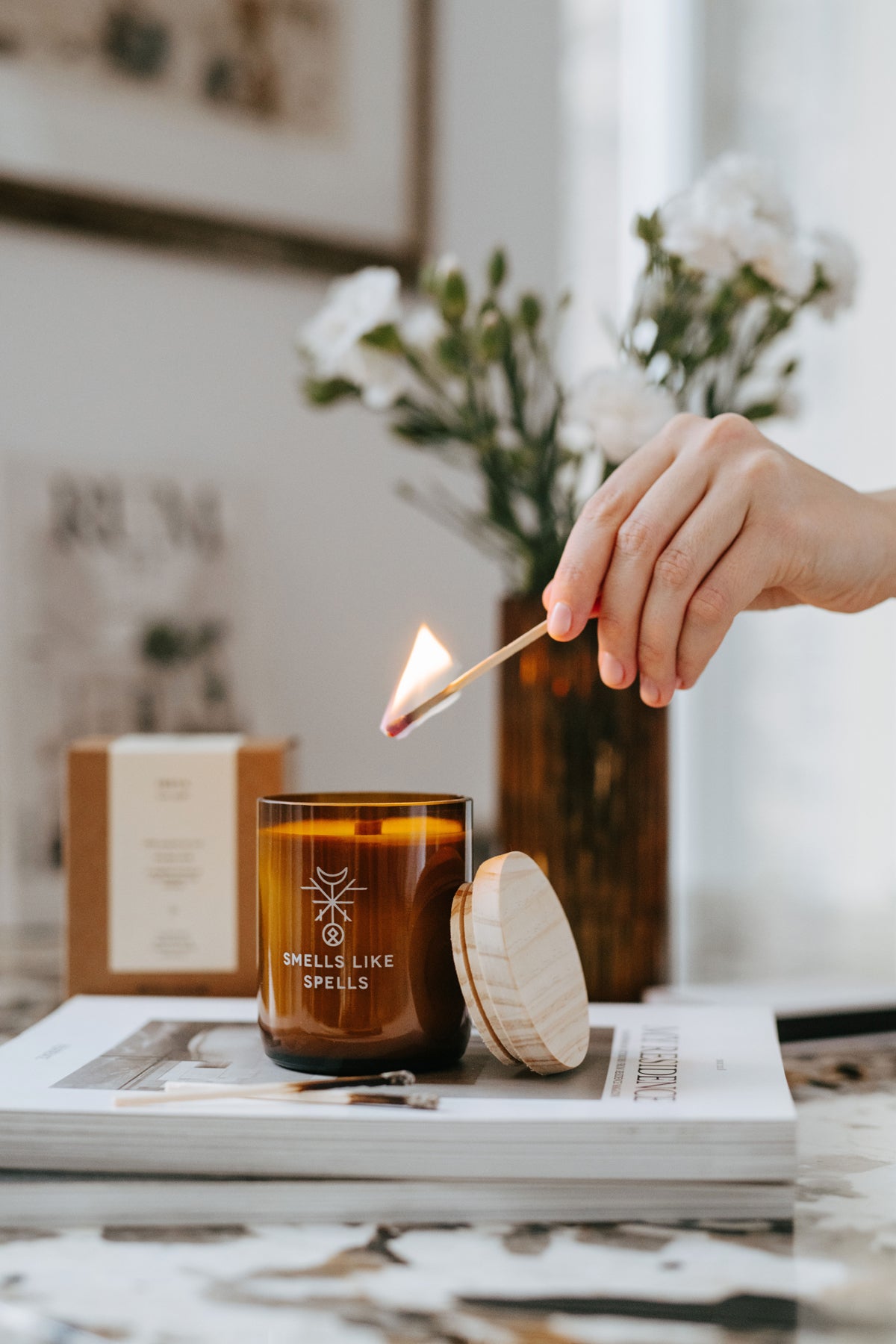 Bougie parfumée en verre ambré Smells Like Spells, vue lifestyle décor produit
