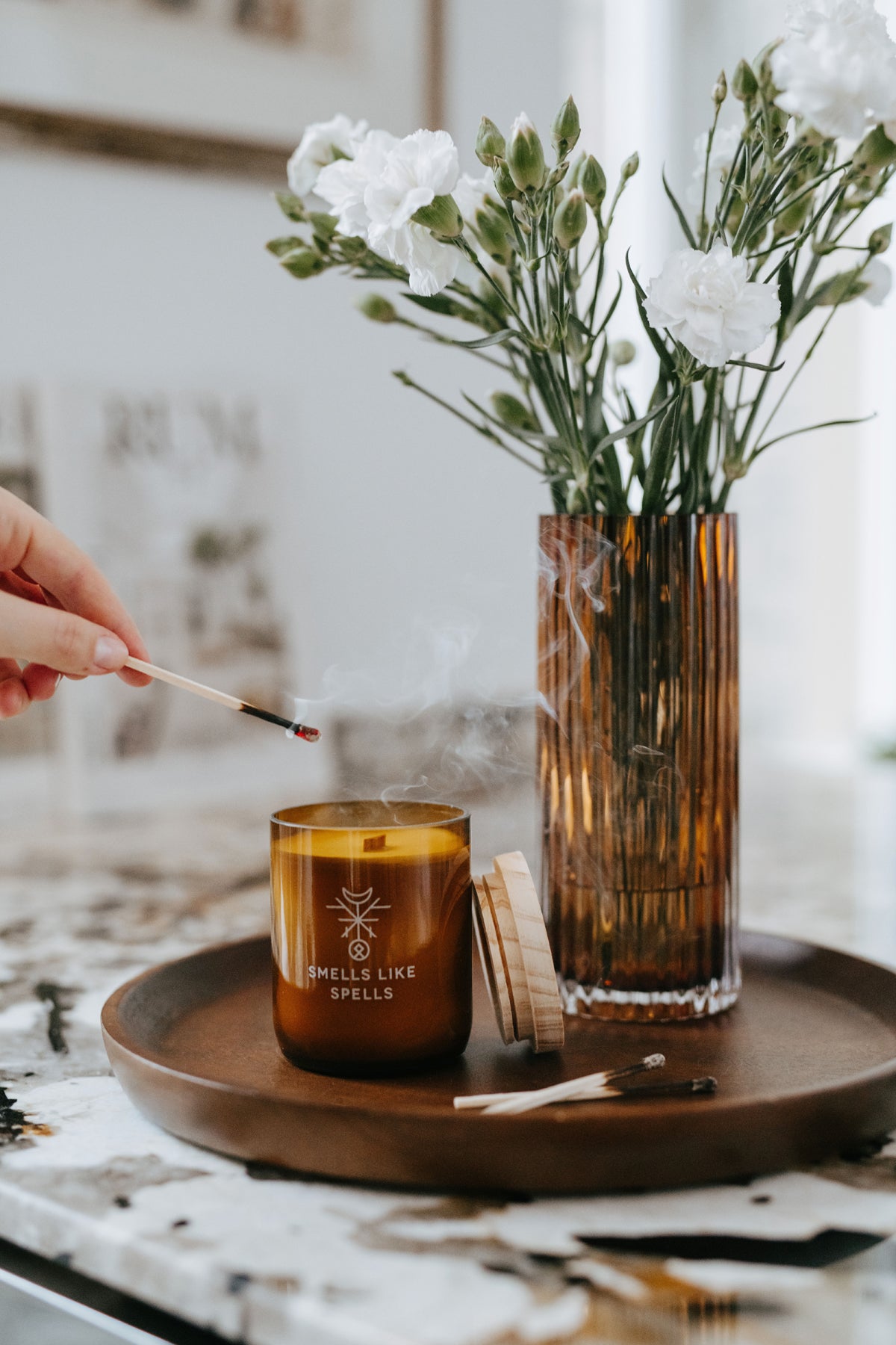 Bougie parfumée en verre ambré Smells Like Spells, vue lifestyle ambiance décor complète