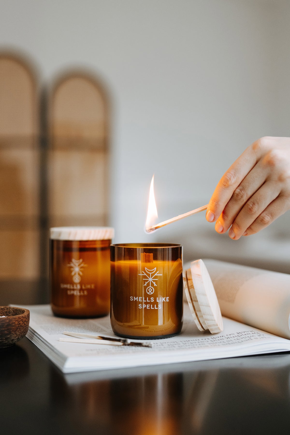 Bougie parfumée en verre ambré Smells Like Spells, vue lifestyle complète ambiance