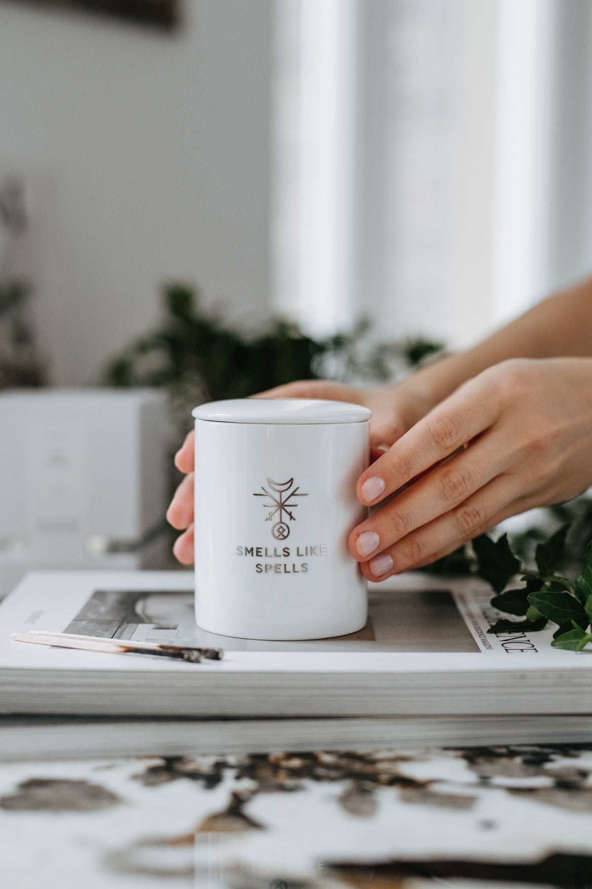 Bougie parfumée en verre blanc Smells Like Spells, vue lifestyle décor ambiance