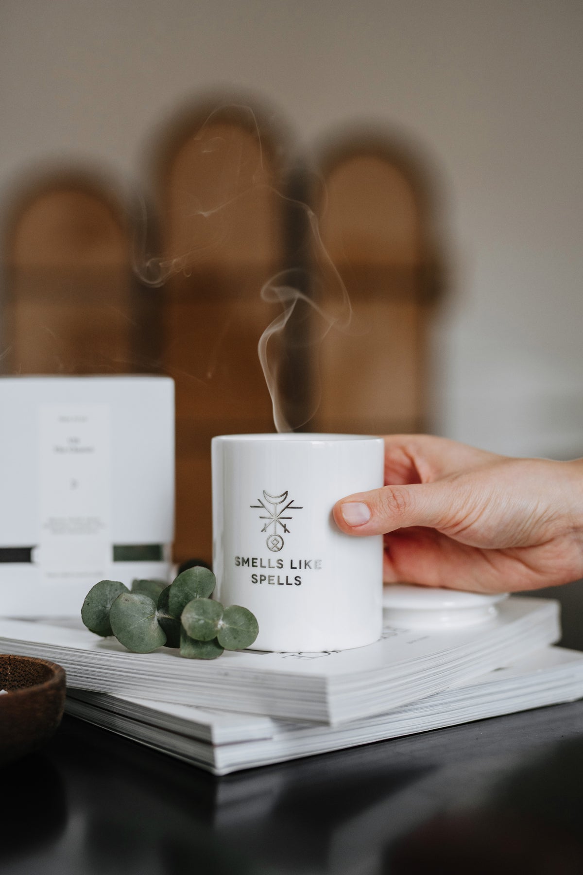 Bougie parfumée en verre blanc Smells Like Spells, vue lifestyle décor complète