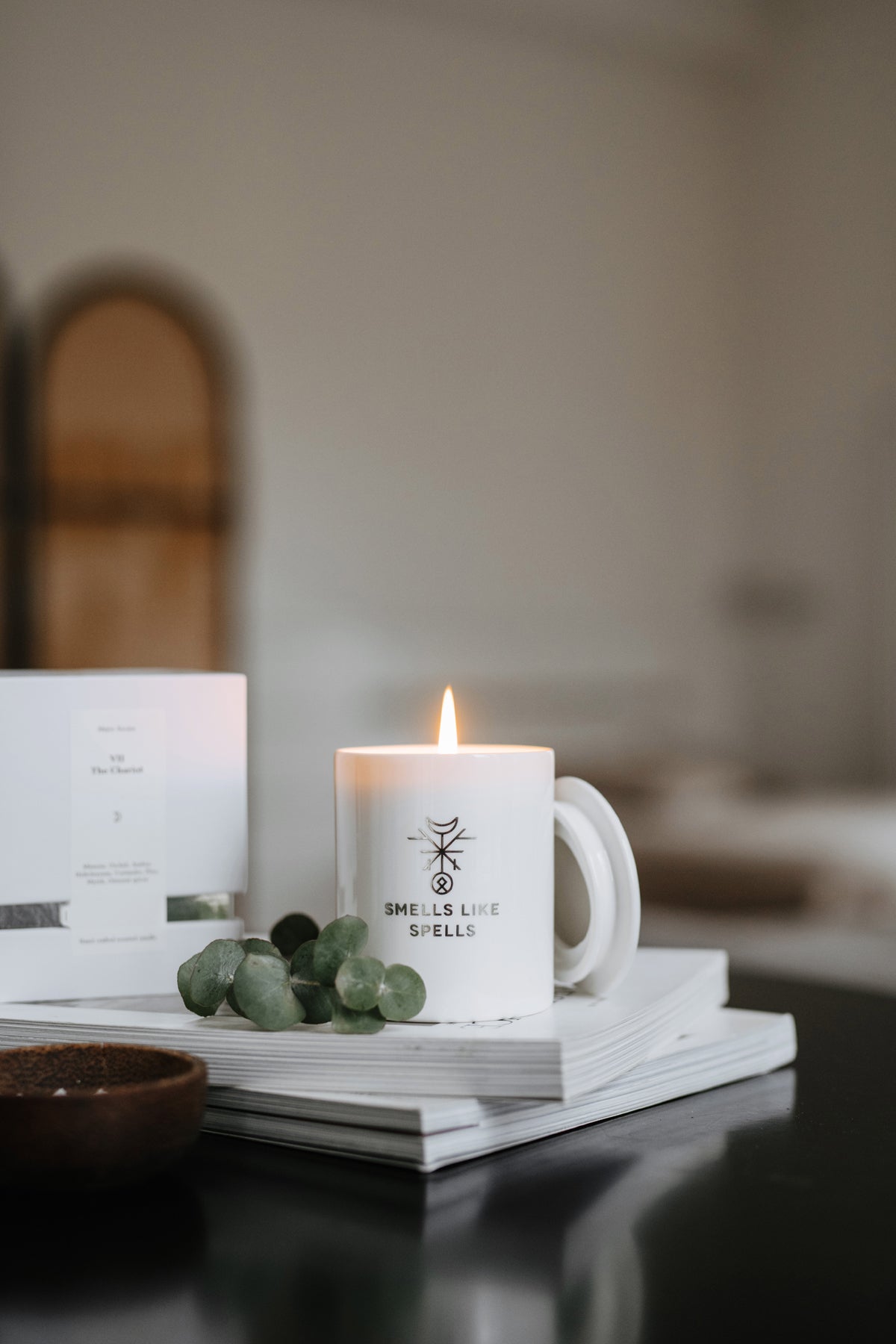 Bougie parfumée en verre blanc Smells Like Spells, vue lifestyle décor produit