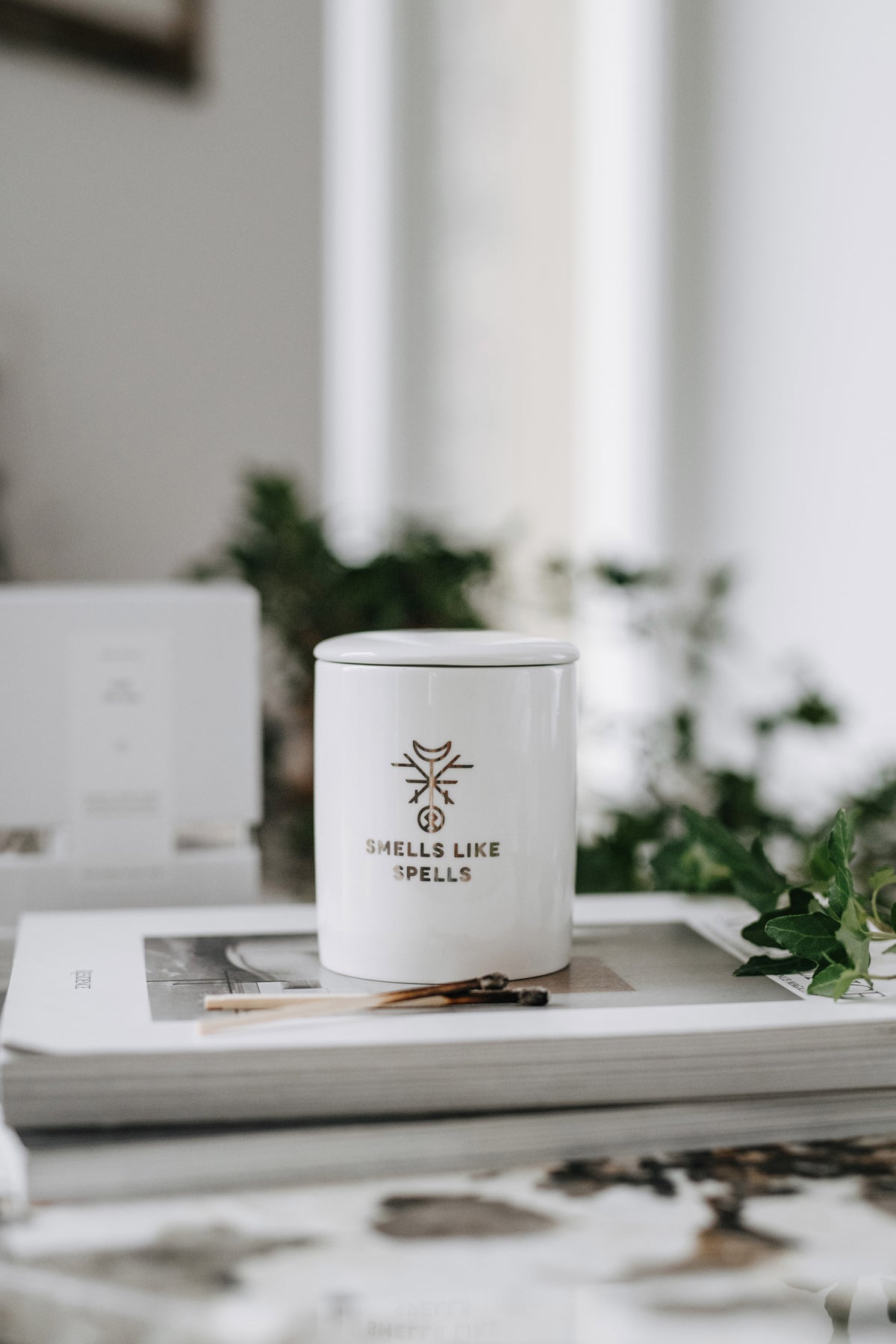 Bougie parfumée en verre blanc Smells Like Spells, vue lifestyle décor