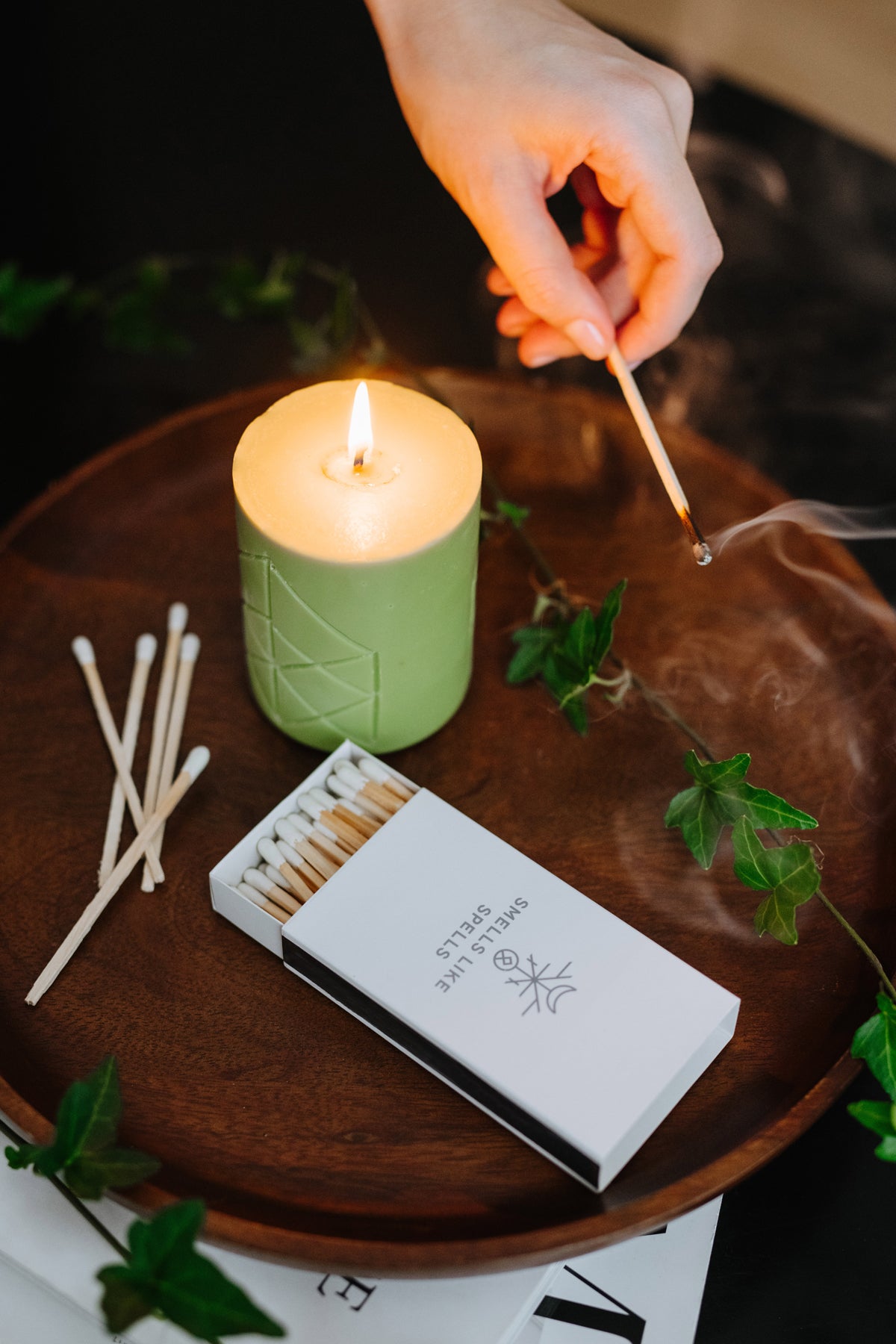 Bougies runiques Smells Like Spells, vue lifestyle ambiance décor finale