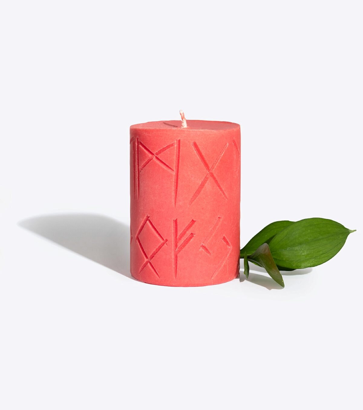 Bougie runique parfumée Smells Like Spells Freya, vue détaillée