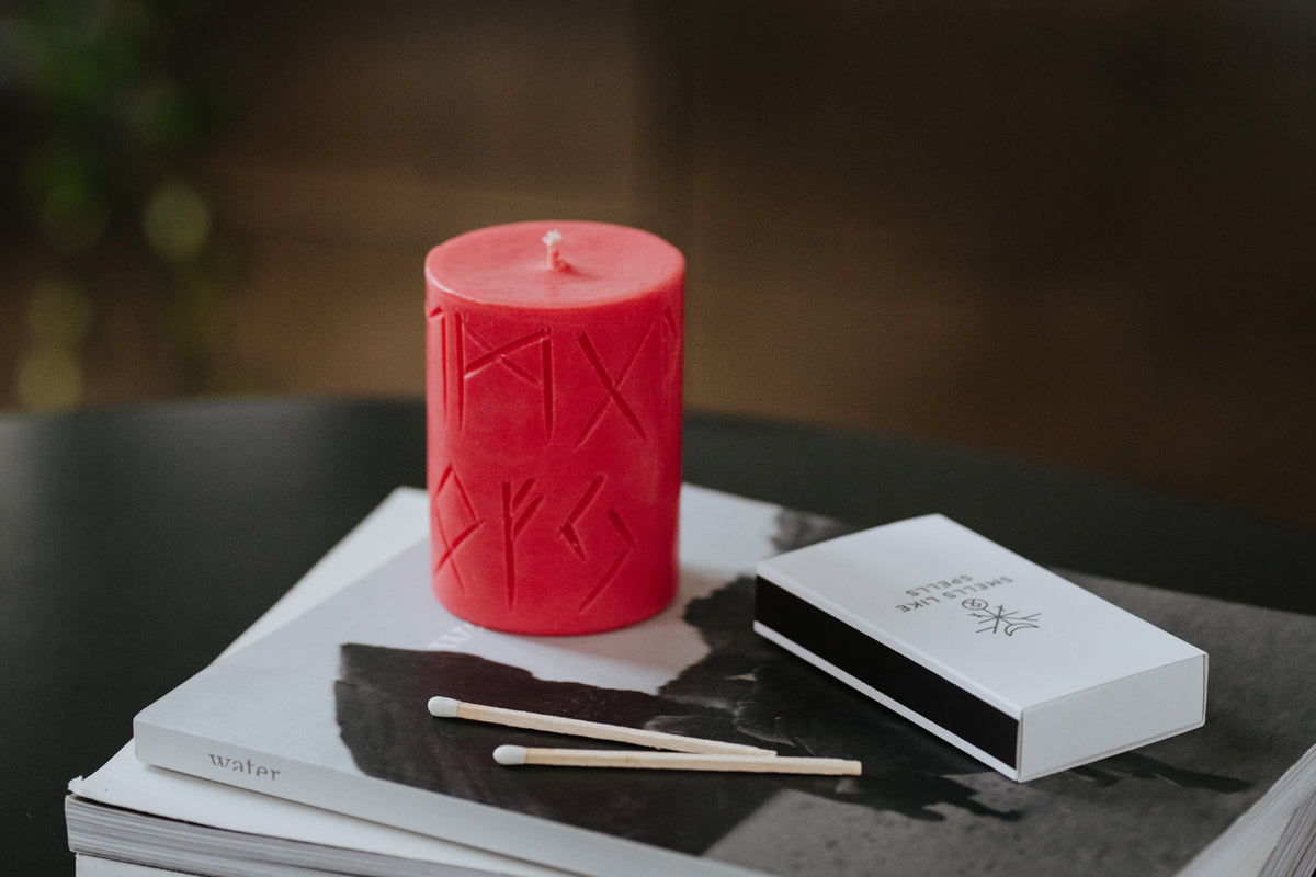 Bougies runiques Smells Like Spells, vue lifestyle horizontale