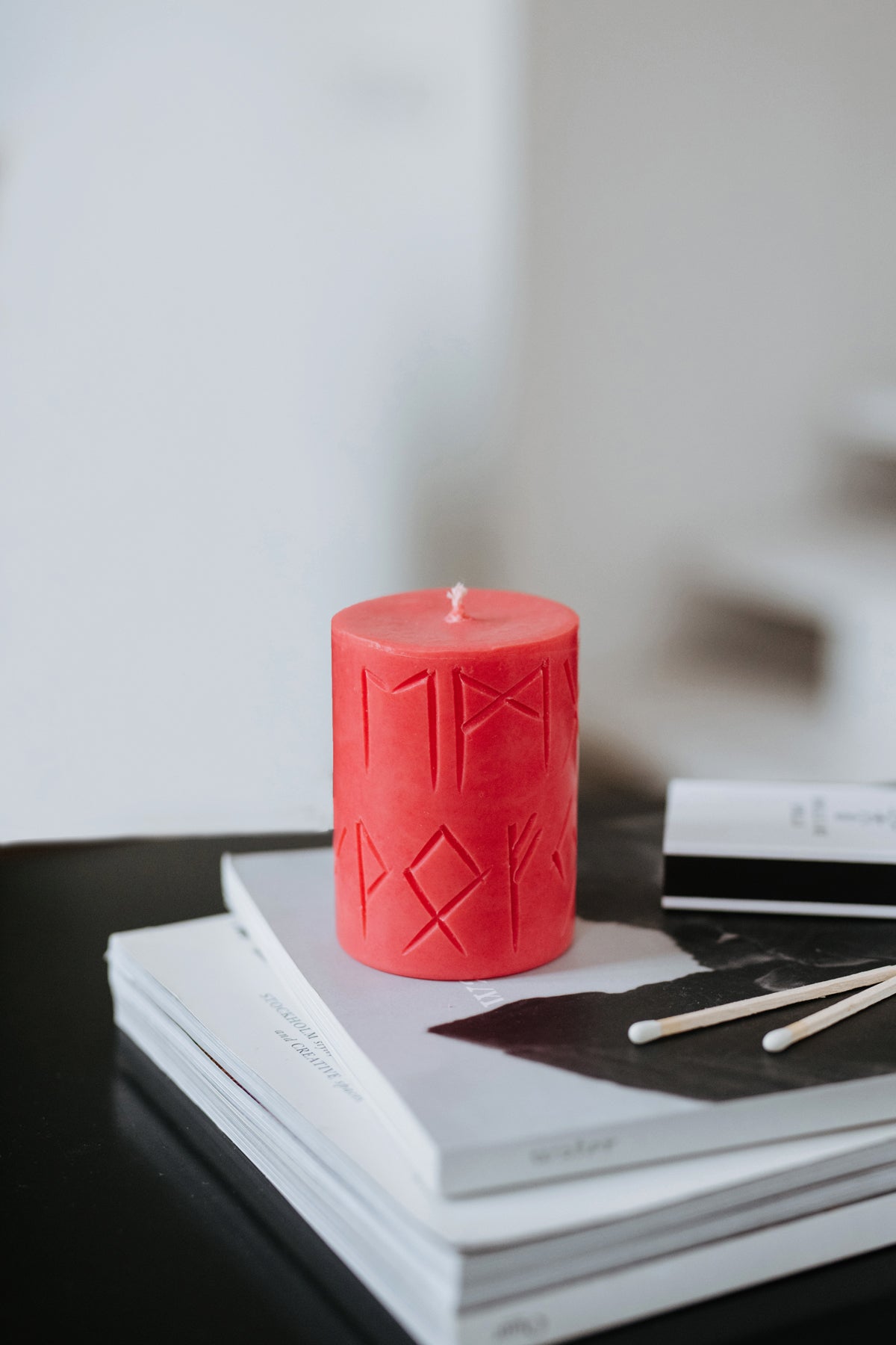 Bougies runiques Smells Like Spells, vue lifestyle décor alternative